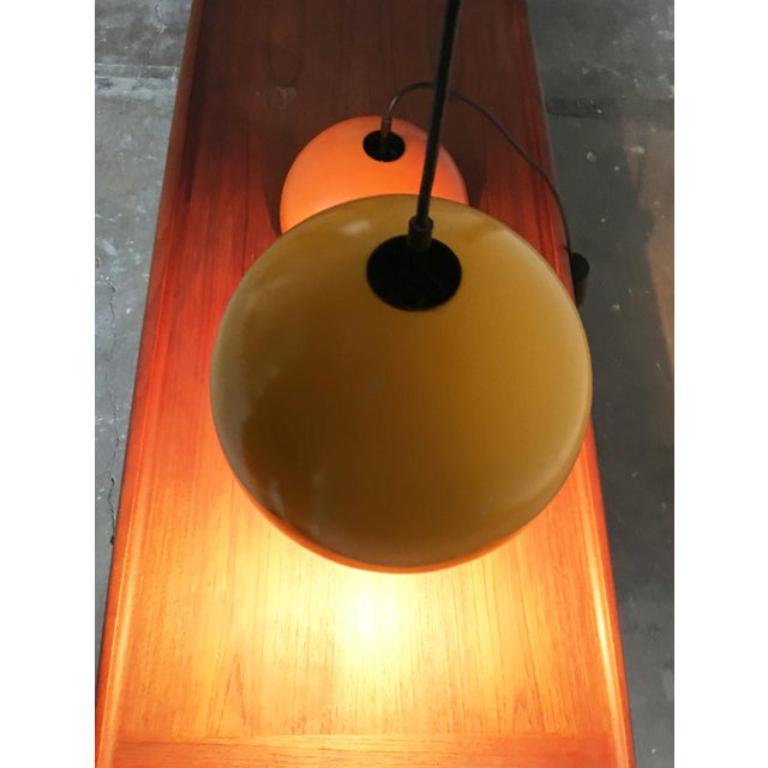 Set di 2 lampade a sospensione a sfera della metà del secolo scorso, anni '60 in vendita 1