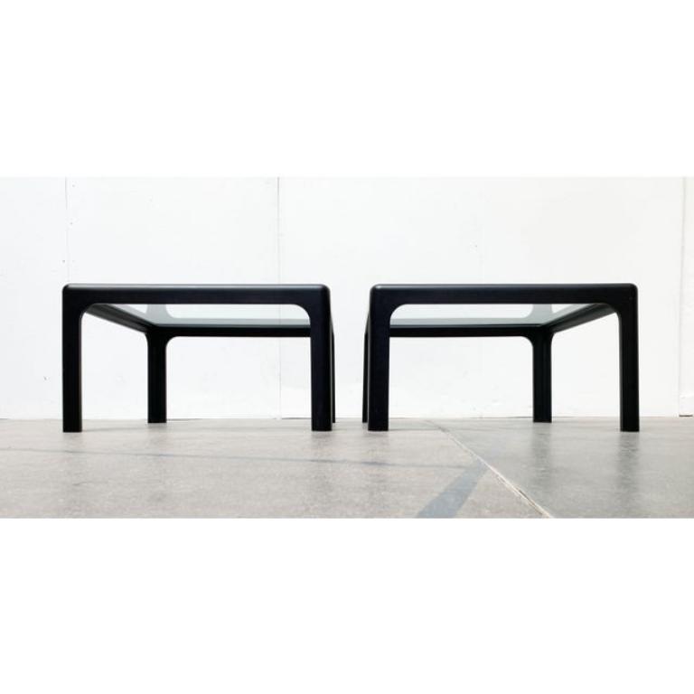 Table basse ou table de salon simple avec plateau en verre de Collection S/One d'après un design de Peter Ghyczy des années 1960.

Les cadres des tables sont en plastique façonné peint en noir (Baydur). Cette fabrication et cette matérialité en ont