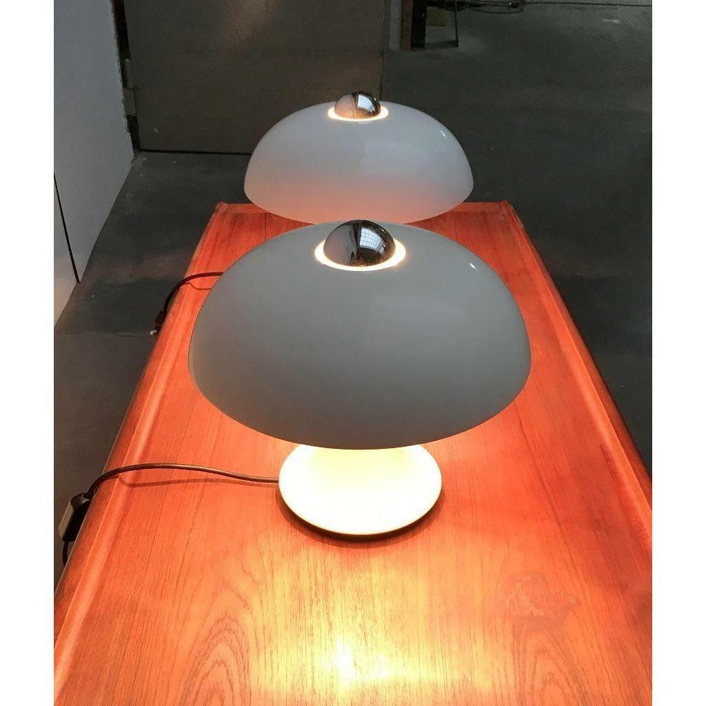 Sehr seltene pilzförmige Tischlampen aus der Mitte des Jahrhunderts von Kontakt-Werkstätten (später Staff).

Der Metallschirm sitzt auf einem tulpenförmigen Sockel und ist nach oben hin offen. Sie gibt direktes Licht nach unten auf den Tisch und