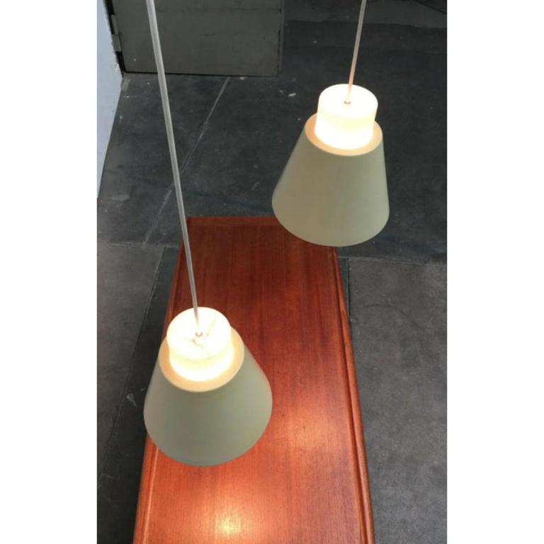 Mid-Century moderno Set di 2 lampade a sospensione in vetro e metallo dell'era spaziale di metà secolo in vendita