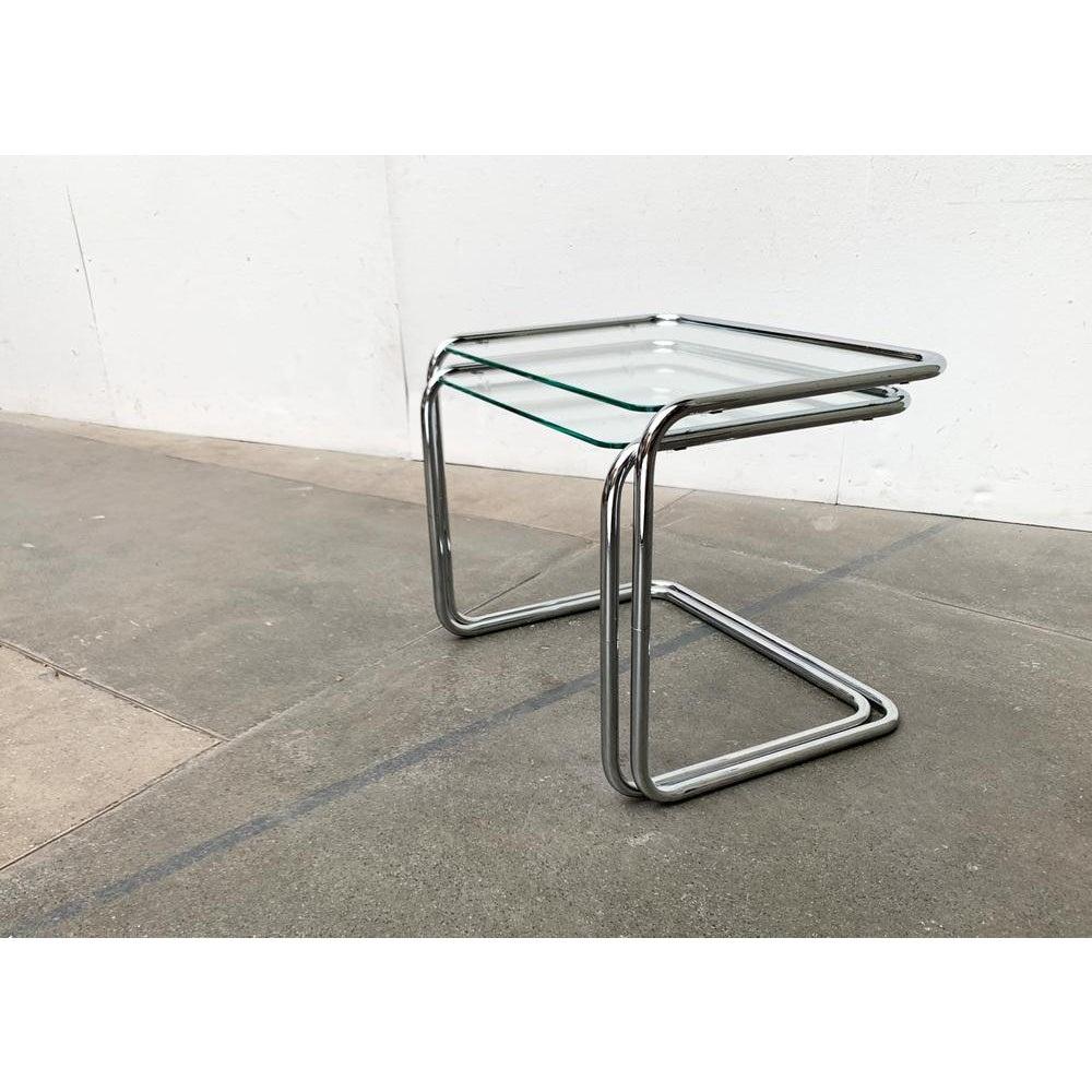 Mid-Century Modern Ensemble de 2 tables gigognes en verre de l'ère Space du milieu du siècle dernier, années 1960 en vente