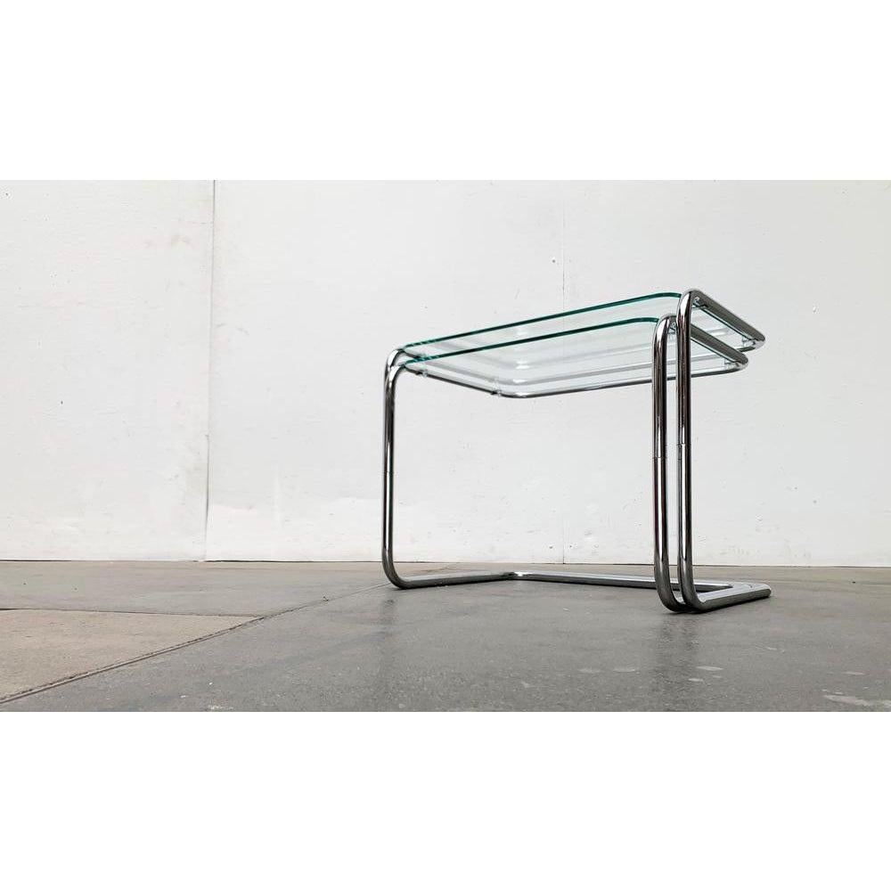 Métal Ensemble de 2 tables gigognes en verre de l'ère Space du milieu du siècle dernier, années 1960 en vente