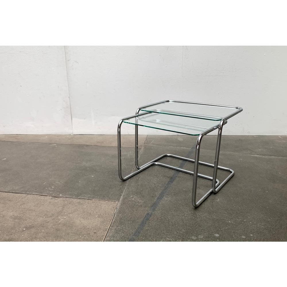 Ensemble de 2 tables gigognes en verre de l'ère Space du milieu du siècle dernier, années 1960 en vente 2