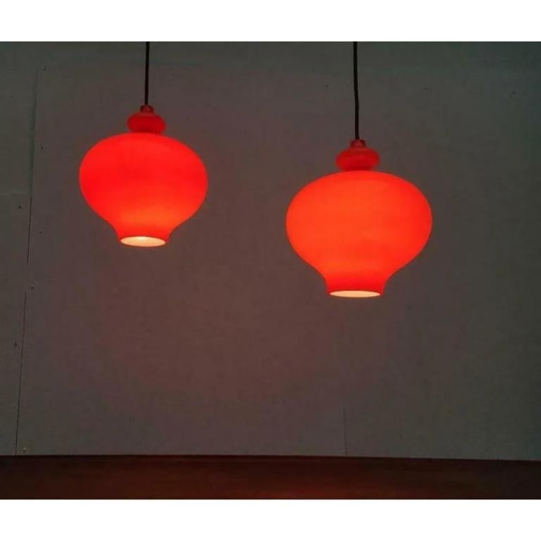 Set di 2 lampade a sospensione in vetro dell'era spaziale di metà secolo di Hans-Agne Jakobsson, anni '60 in vendita 3