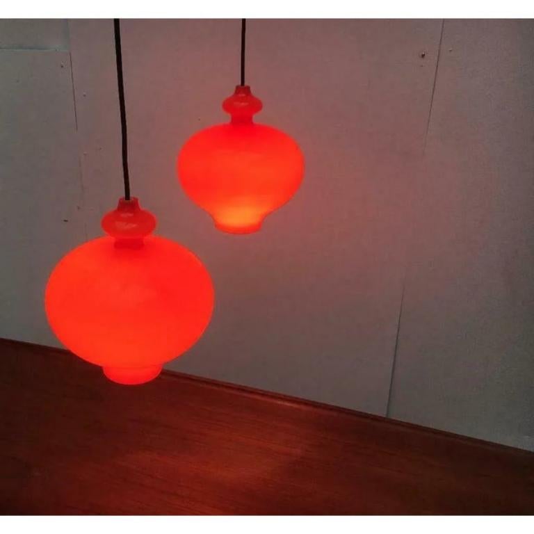 Mid-Century moderno Set di 2 lampade a sospensione in vetro dell'era spaziale di metà secolo di Hans-Agne Jakobsson, anni '60 in vendita