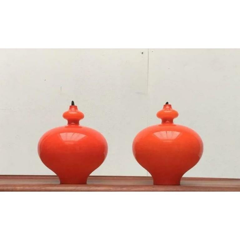 Svedese Set di 2 lampade a sospensione in vetro dell'era spaziale di metà secolo di Hans-Agne Jakobsson, anni '60 in vendita