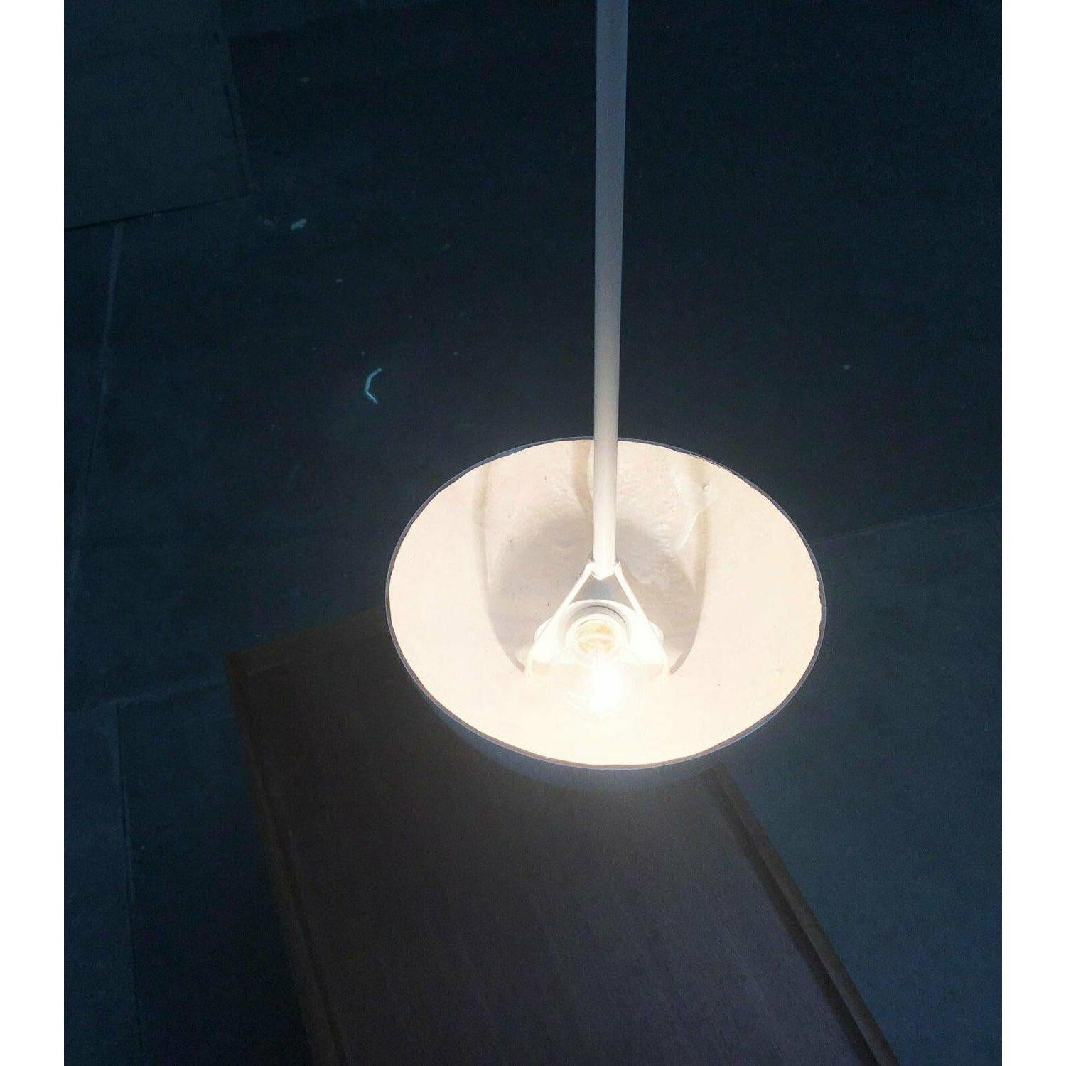 Set di 2 lampade a sospensione in fibra di vetro minimaliste dell'era spaziale di metà secolo, anni '60 in vendita 5