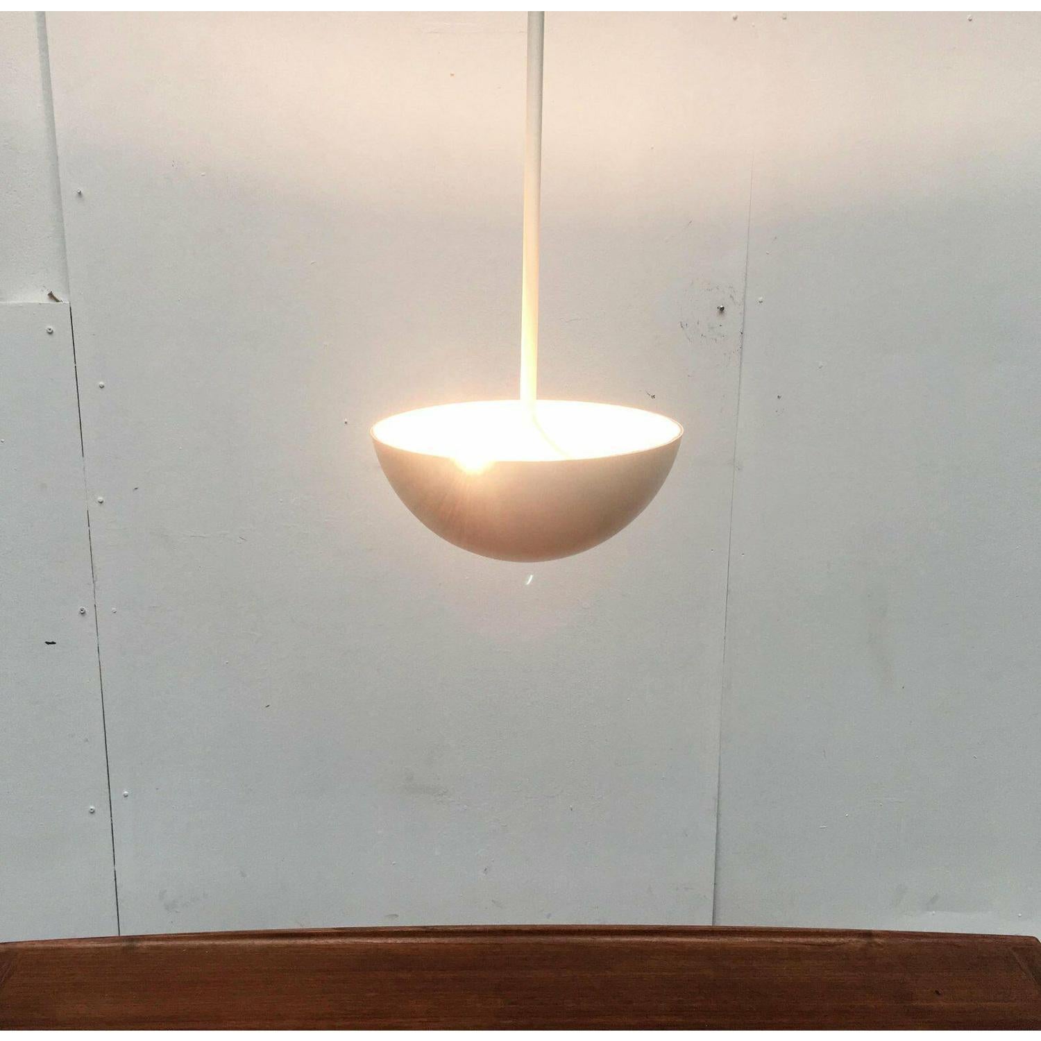 Mid-Century moderno Set di 2 lampade a sospensione in fibra di vetro minimaliste dell'era spaziale di metà secolo, anni '60 in vendita