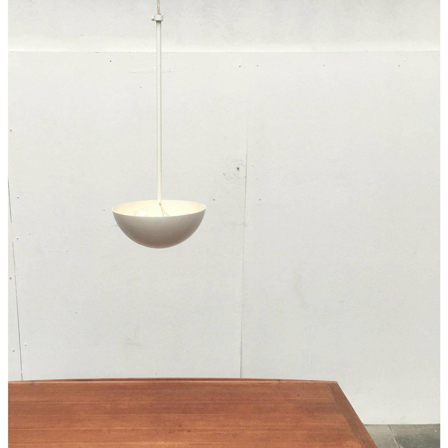 XX secolo Set di 2 lampade a sospensione in fibra di vetro minimaliste dell'era spaziale di metà secolo, anni '60 in vendita