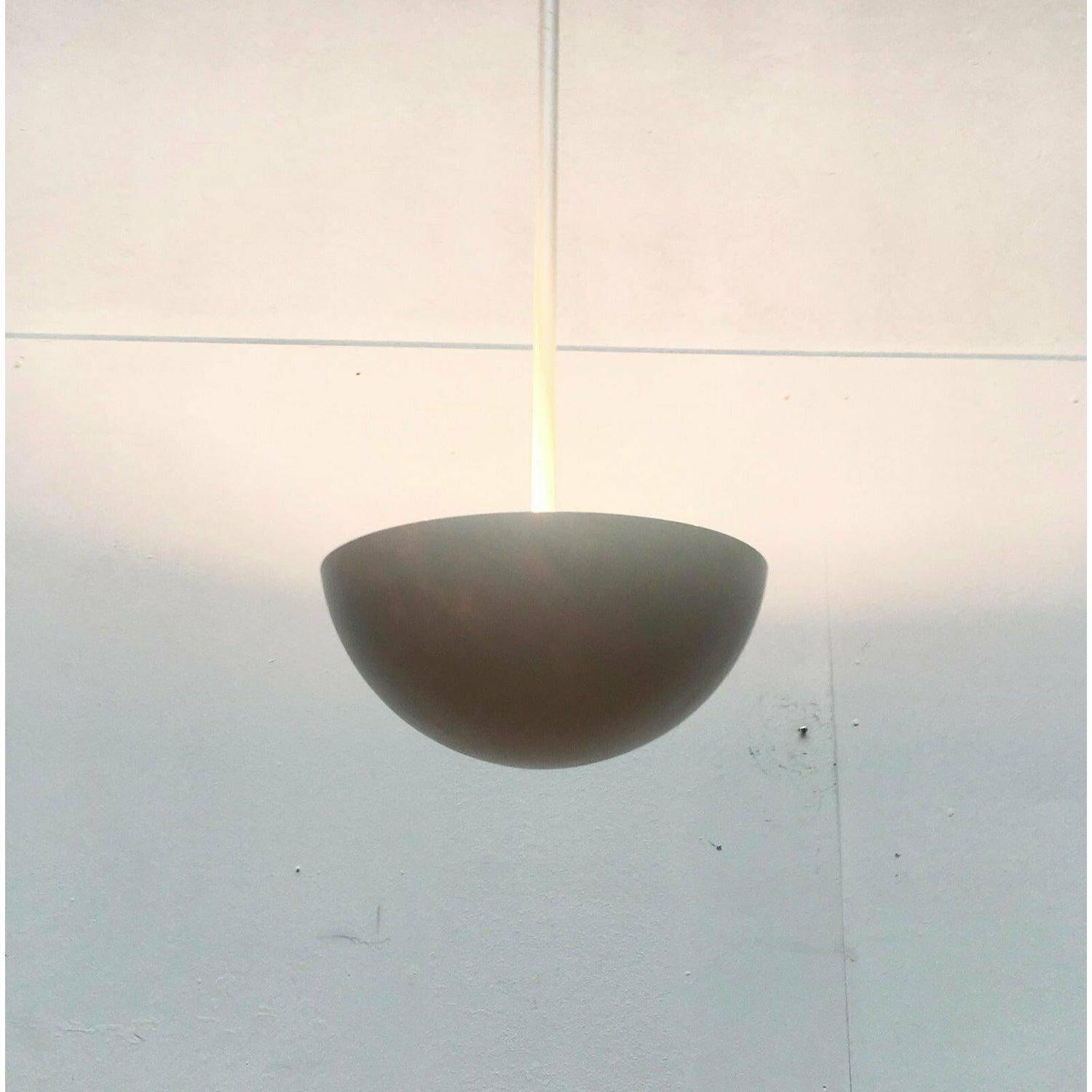 Metallo Set di 2 lampade a sospensione in fibra di vetro minimaliste dell'era spaziale di metà secolo, anni '60 in vendita