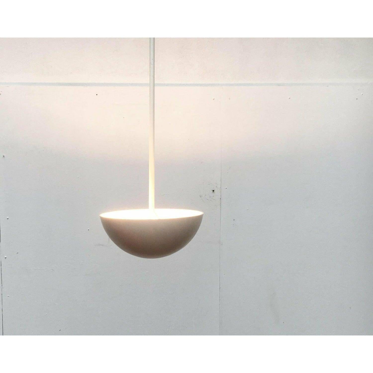 Set di 2 lampade a sospensione in fibra di vetro minimaliste dell'era spaziale di metà secolo, anni '60 in vendita 1