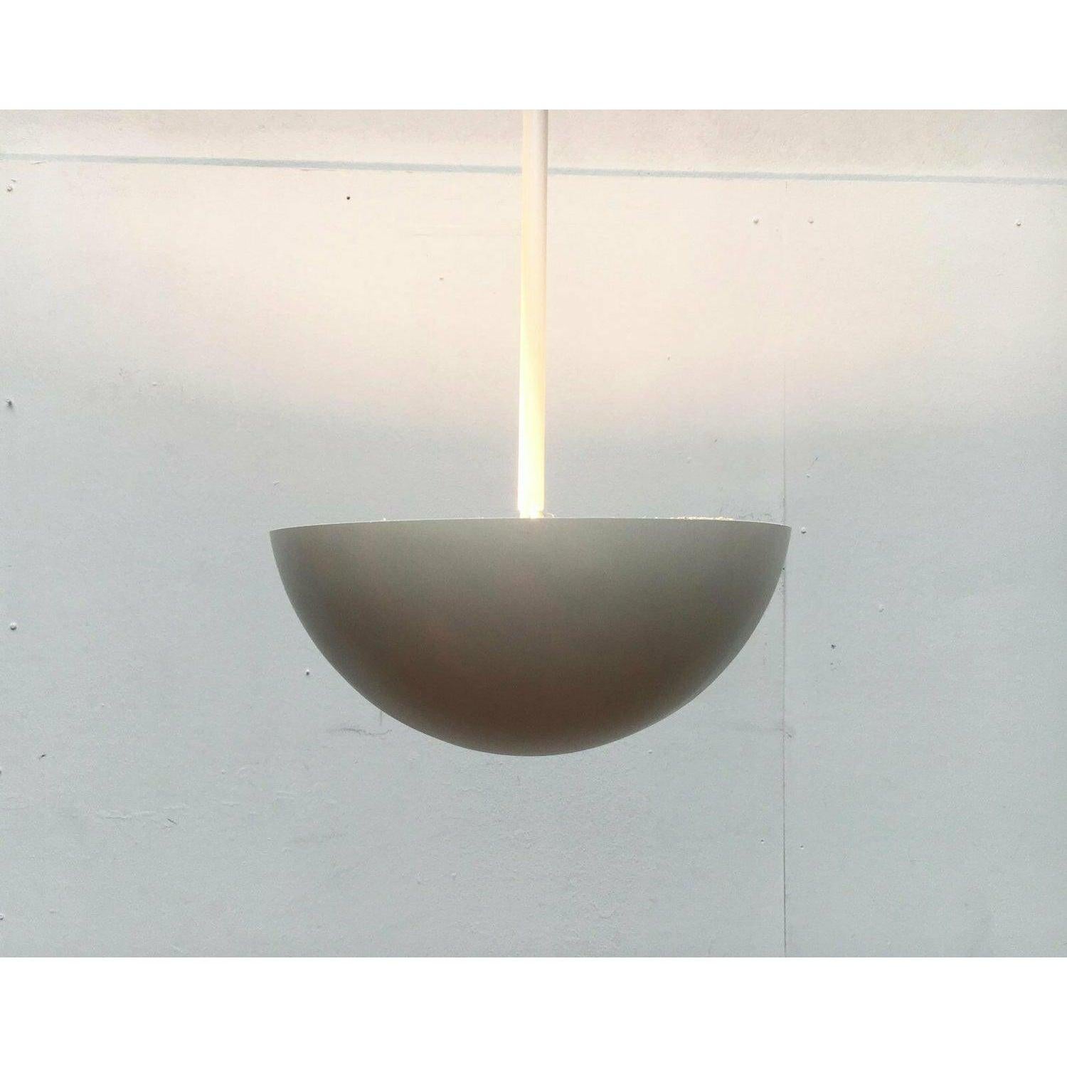 Set di 2 lampade a sospensione in fibra di vetro minimaliste dell'era spaziale di metà secolo, anni '60 in vendita 3