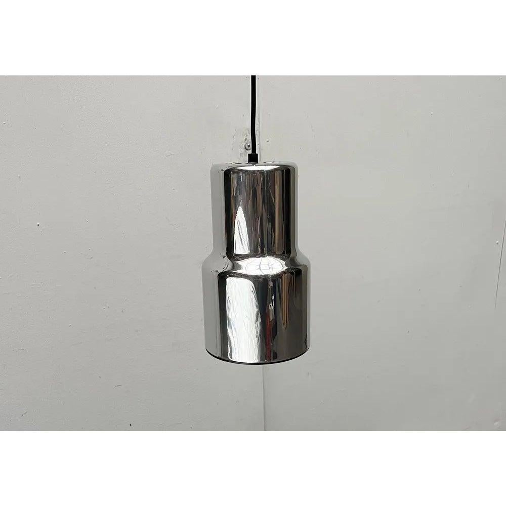 Due lampade a sospensione A Space Agee del produttore olandese Philips.

Un design semplice con una superficie di grande effetto. Il corpo della lampada è in alluminio. È stato lucidato a specchio e riflette l'ambiente circostante come se fosse