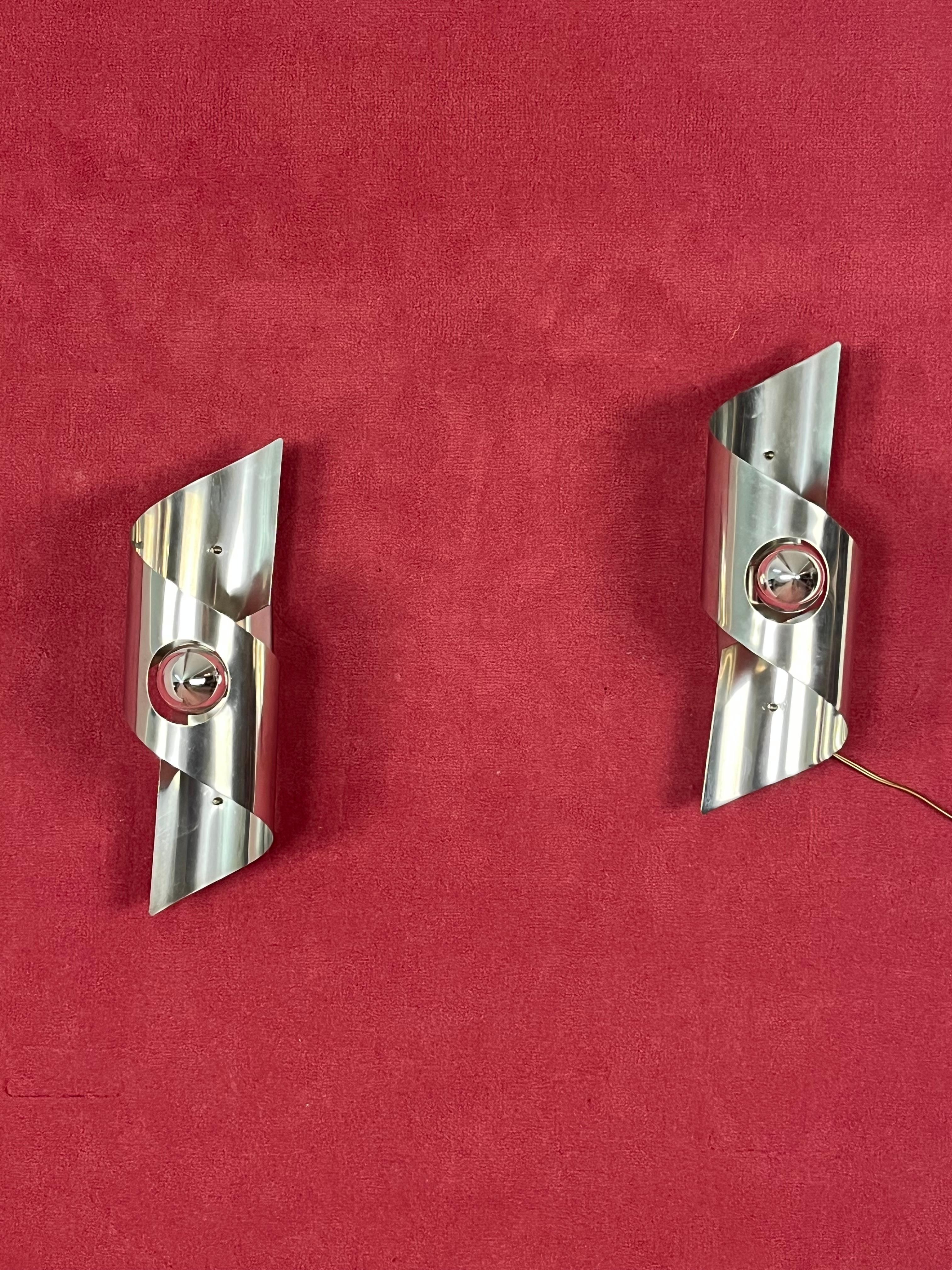 Set of 2 Mid-century Steel Wall Lamps, 1960s
Special and beautiful, they are working and in good condition.