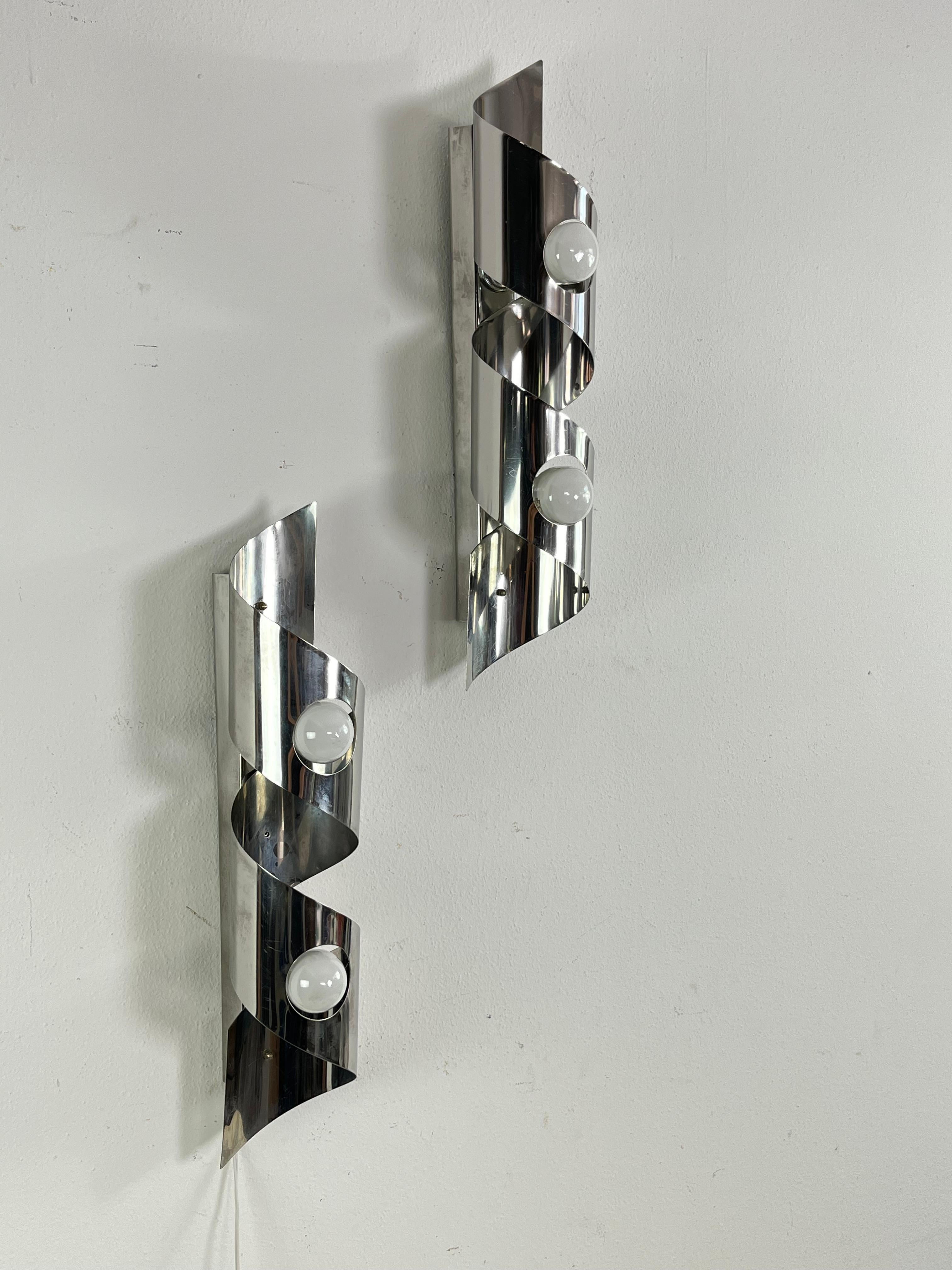 Set di 2 lampade da parete in acciaio del Mid-Century attribuite a Oma Illuminazione, anni '60
Design italiano, lampade e14.
Buone condizioni, piccoli segni di invecchiamento.