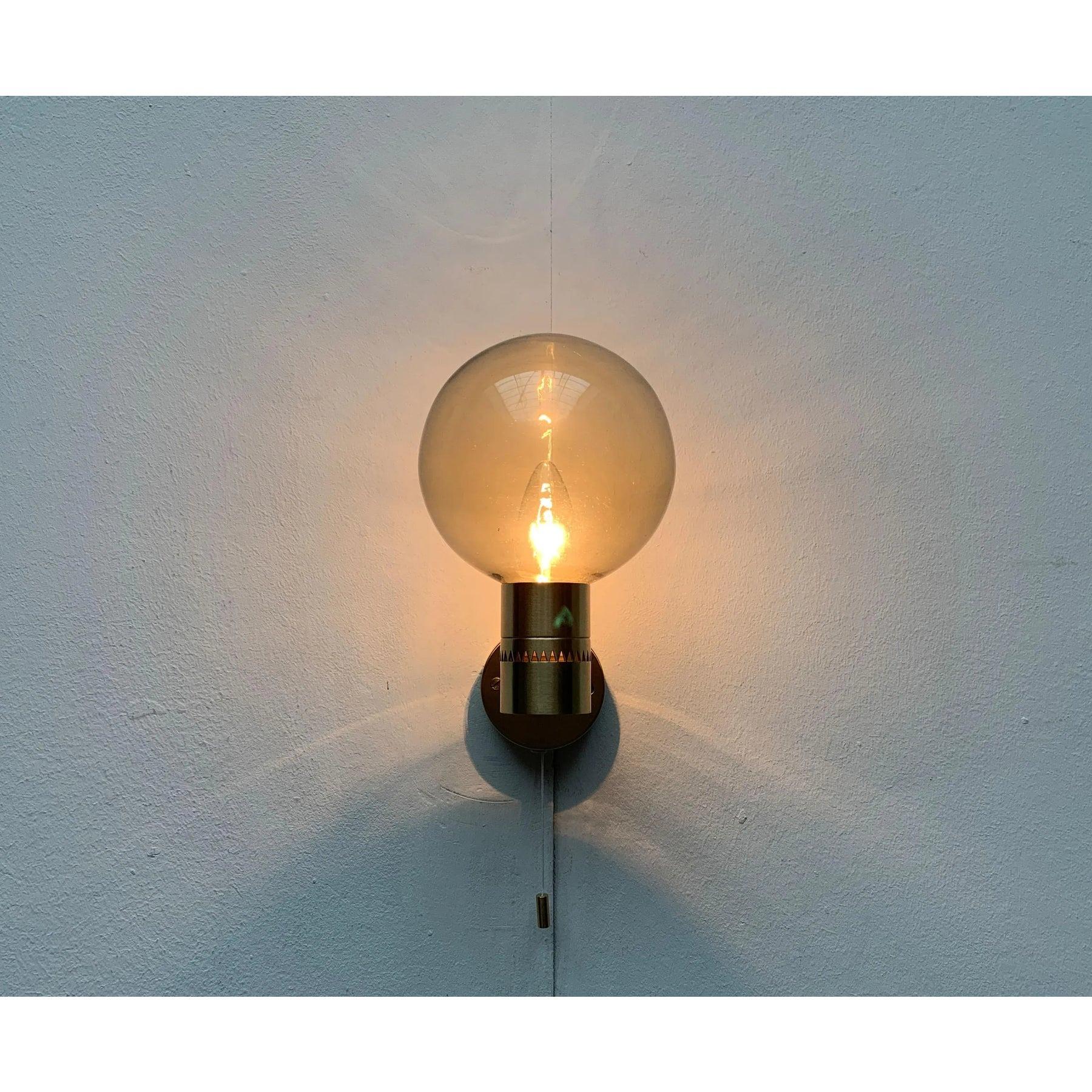 Raros apliques de pared de Hans-Agne Jakobsson de la década de 1960.

Un diseño elegante que convence por su materialidad de alta calidad. En el extremo de un puente sencillo, se asienta una base cilíndrica en la que se inserta una bola de cristal.
