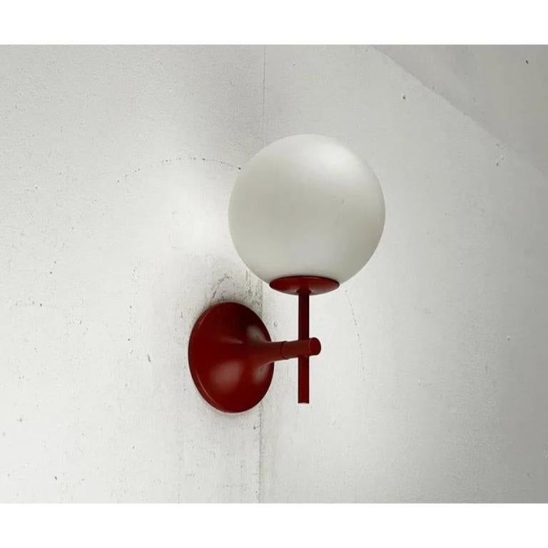 Eleganti lampade da parete di temde su disegno di e.r. Nele. Max Bill viene spesso attribuito in modo errato. Qui in un colore particolarmente raro.

Classico eppure moderno senza tempo. Un diffusore in vetro opalino si trova all'estremità di un