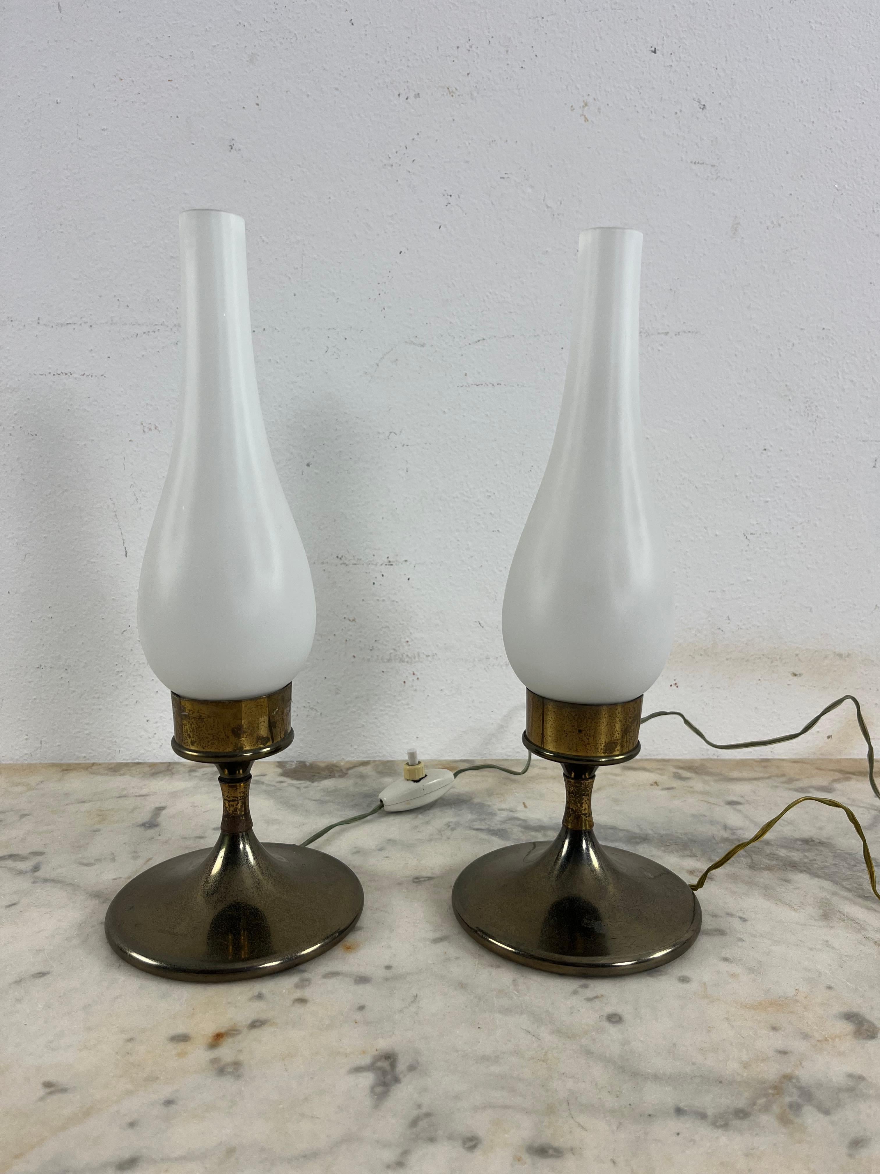 Ensemble de 2 lampes de table du milieu du siècle dernier attribuées à Stilnovo, années 1950
Structure métallique, verre opalin, intact et fonctionnel, bon état.
Lampes E14.
