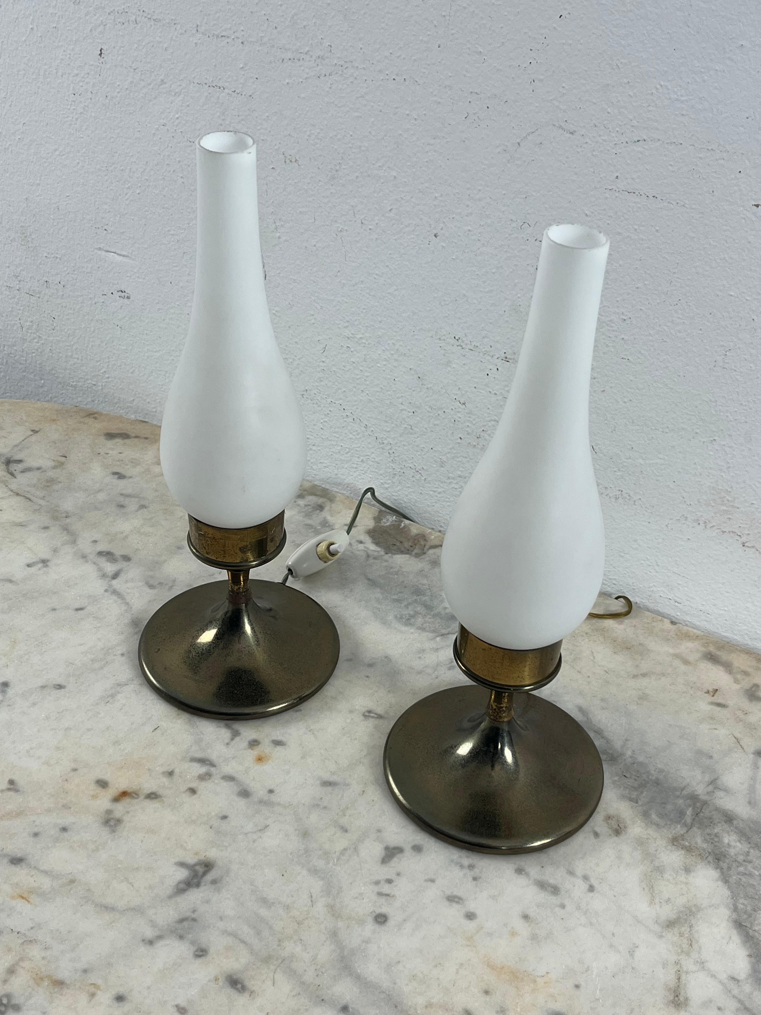 italien Ensemble de 2 lampes de table du milieu du siècle dernier attribuées à Stilnovo, années 1950 en vente