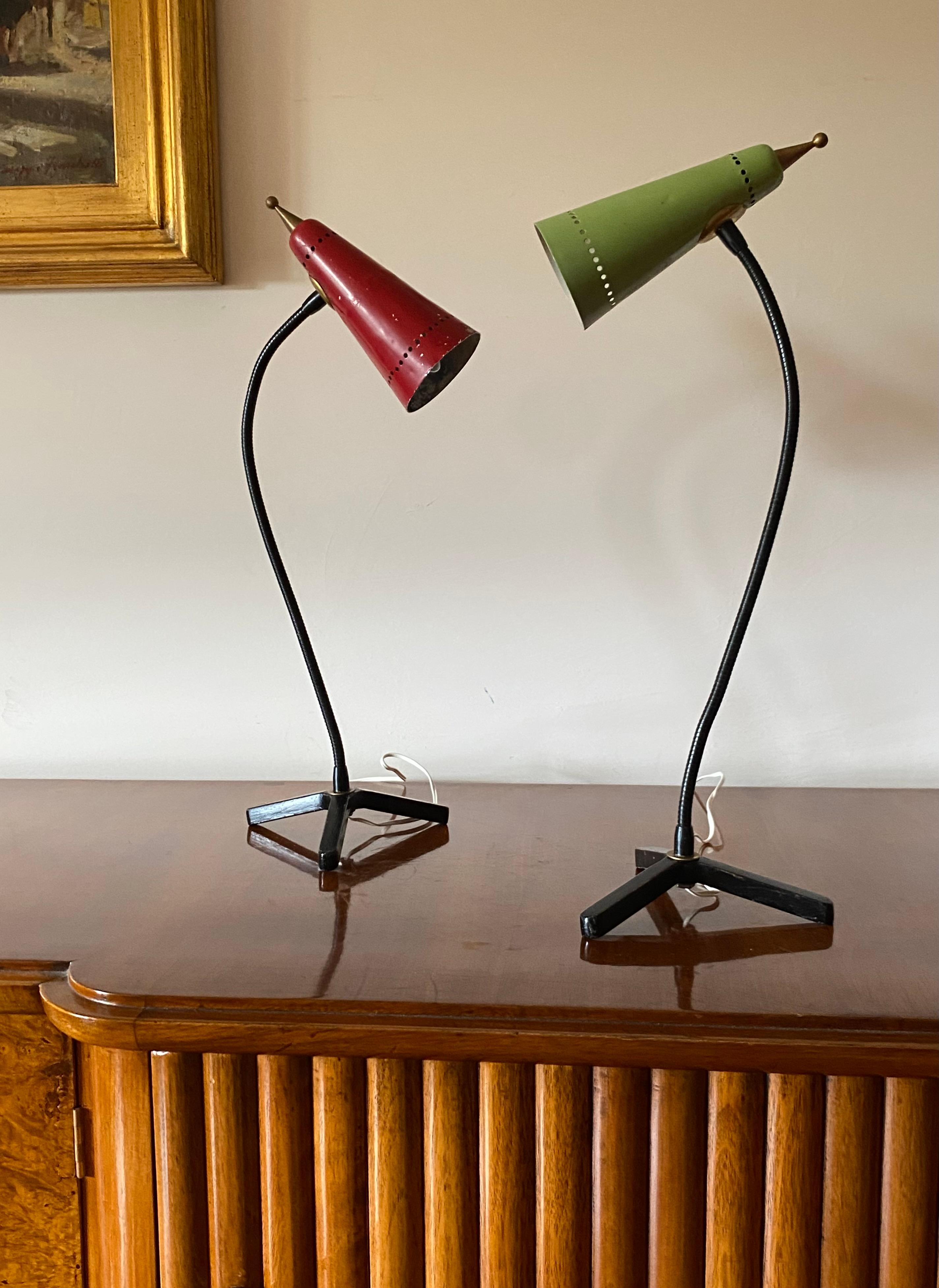 Conjunto de 2 lámparas de mesa articuladas de mediados de siglo

en el estilo de Stilnovo Italia circa 1950s

A 50 cm x P 18,5 cm

Estado: bueno, acorde con la edad y el uso. Estado original, sin restaurar, latón patinado. Pequeña falta de pintura