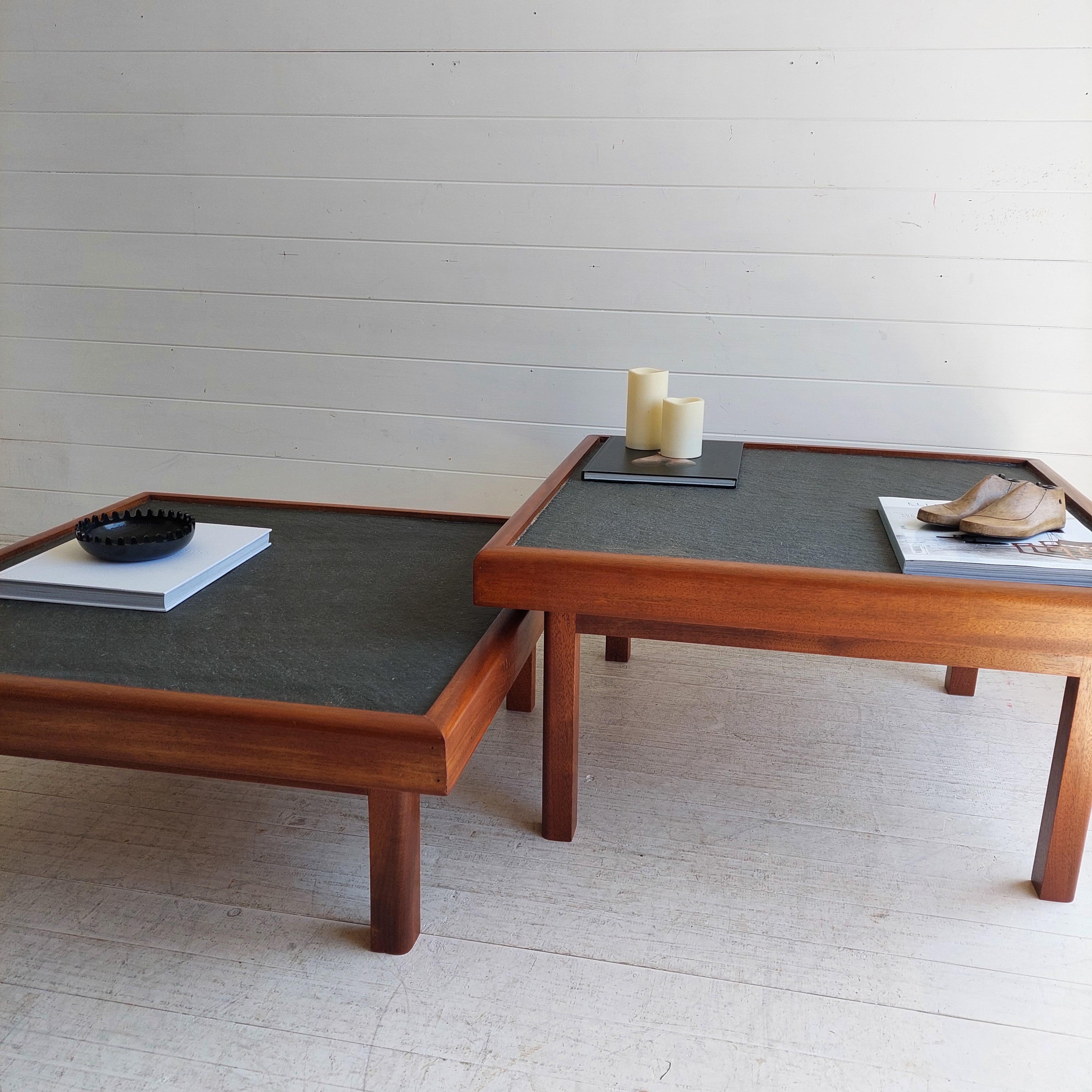 Mid Century Vintage Tables basses en teck et ardoise, 1970 Ensemble de 2

Ces pièces fabriquées à la main ont été conçues dans le style de Pierre Chapo pour la Maison Regain dans les années 1970. 
Également similaire aux fabricants danois de meubles