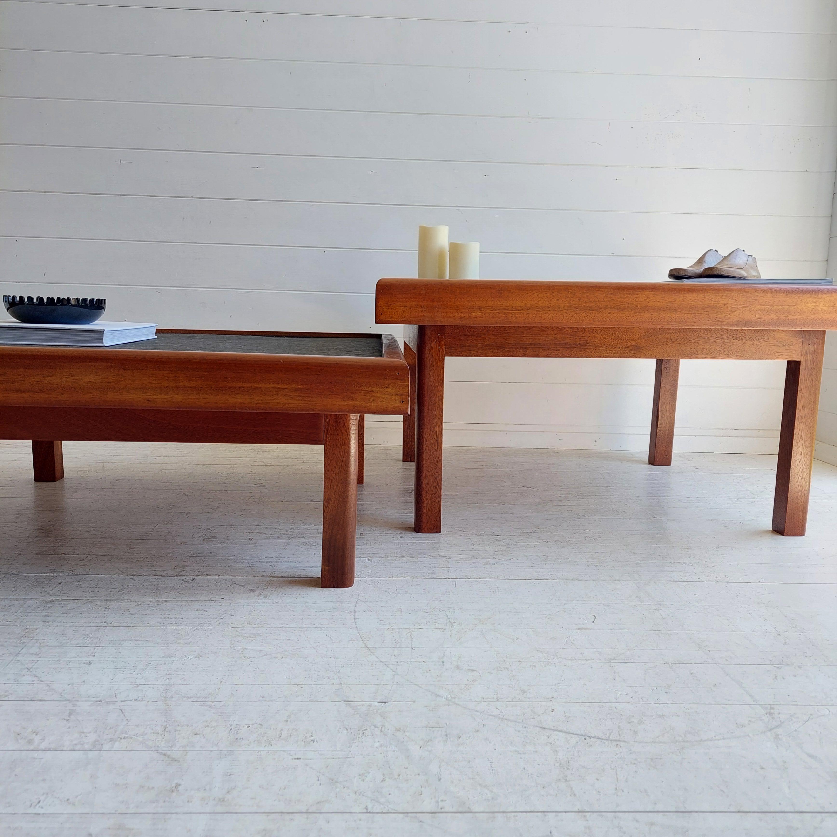 Mid-Century Modern Ensemble de 2 tables basses en teck et ardoise du milieu du siècle,  Maison Regain, années 70 en vente