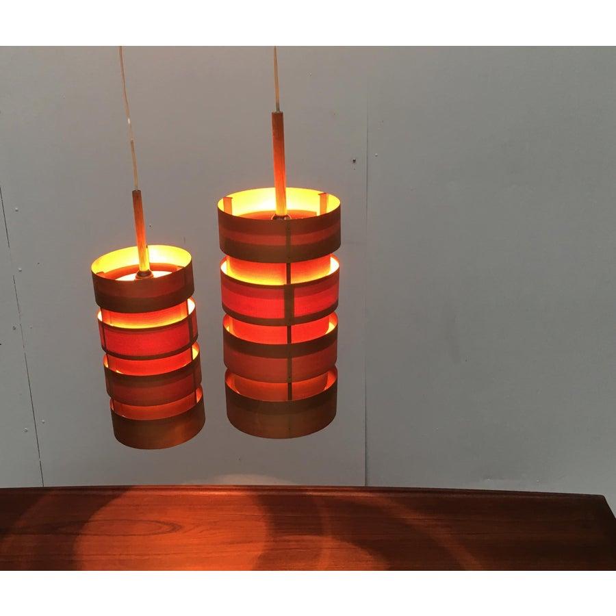 Dos raras lámparas colgantes de listones de madera de Ellysett se basan en un diseño de Hans-Agne Jakobsson de finales de los años 50.

Clásicos del diseño escandinavo. Las lámparas no sólo proporcionan una luz especialmente atmosférica, sino que