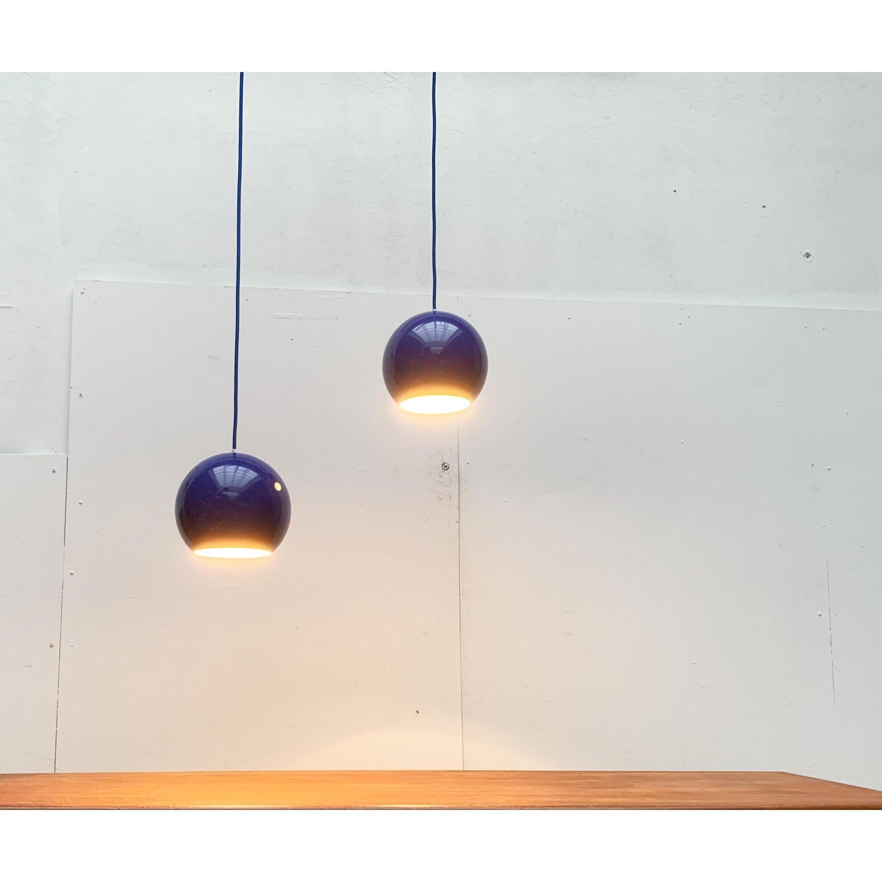 Set of 2 Mid-Century Topan Pendant Lamps by Verner Panton for Louis Poulsen, 1970s

Original Topan pendulum of Poulsen in a special color after a draft of Verner Panton from the 60s. These are old originals from the time. No new additions or