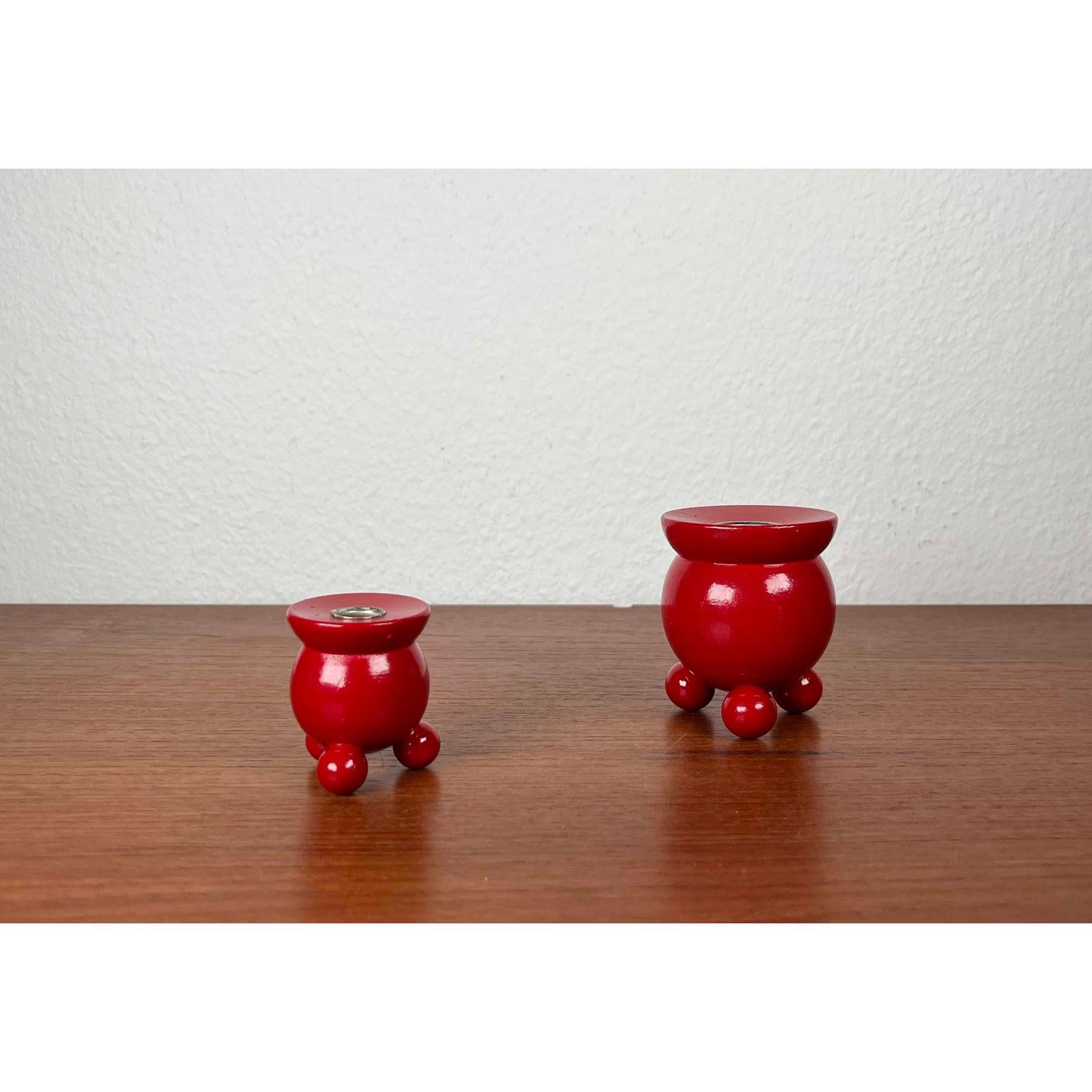Candelabros tradicionales suecos de madera de mediados de siglo, años 60, juego de 2, en muy buen estado. Diseñado de 1960 a 1969.

Más información:
Materiales: Metal, Madera
Color: Rojo
Estilos: Moderno de mediados de siglo
País de origen: