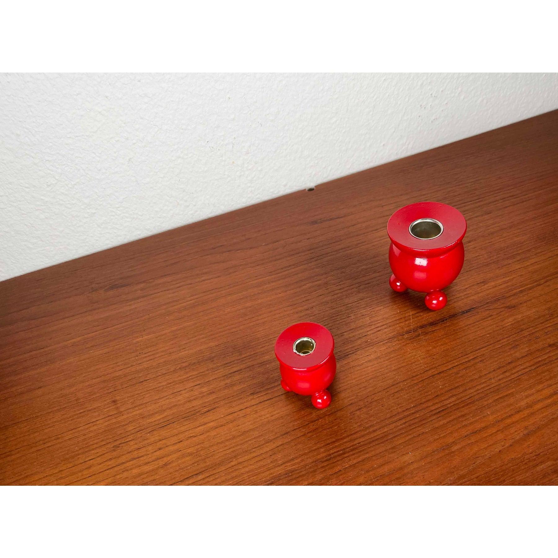 Juego de 2 candelabros tradicionales suecos de madera de mediados de siglo, años 60 Sueco en venta