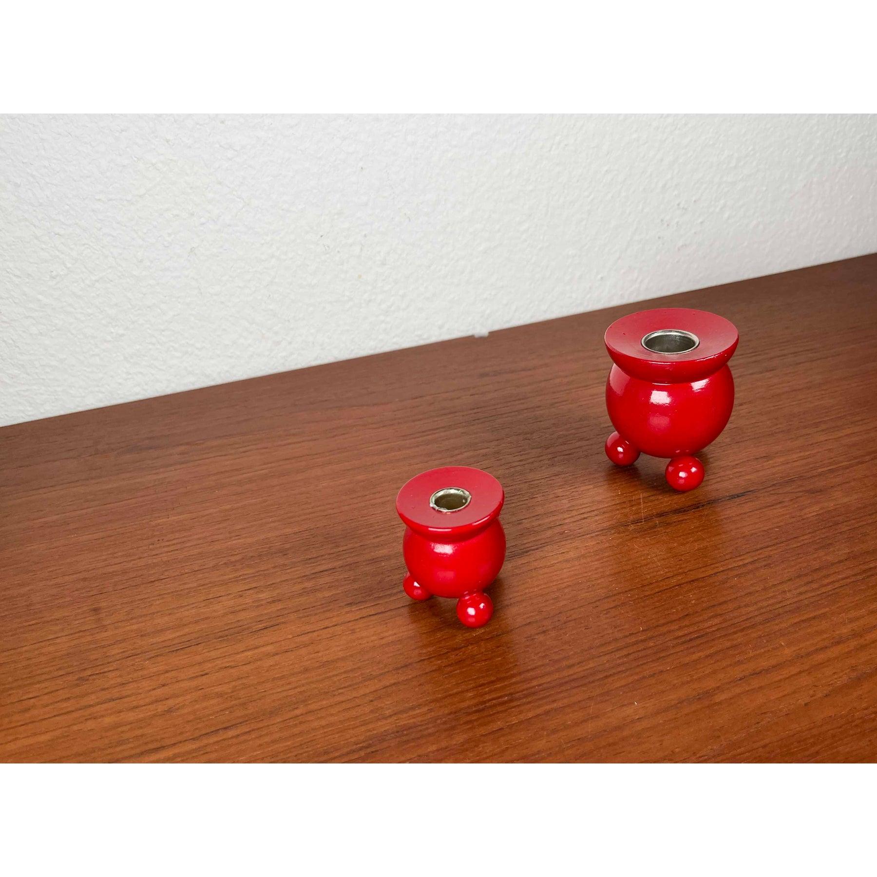 Juego de 2 candelabros tradicionales suecos de madera de mediados de siglo, años 60 siglo XX en venta