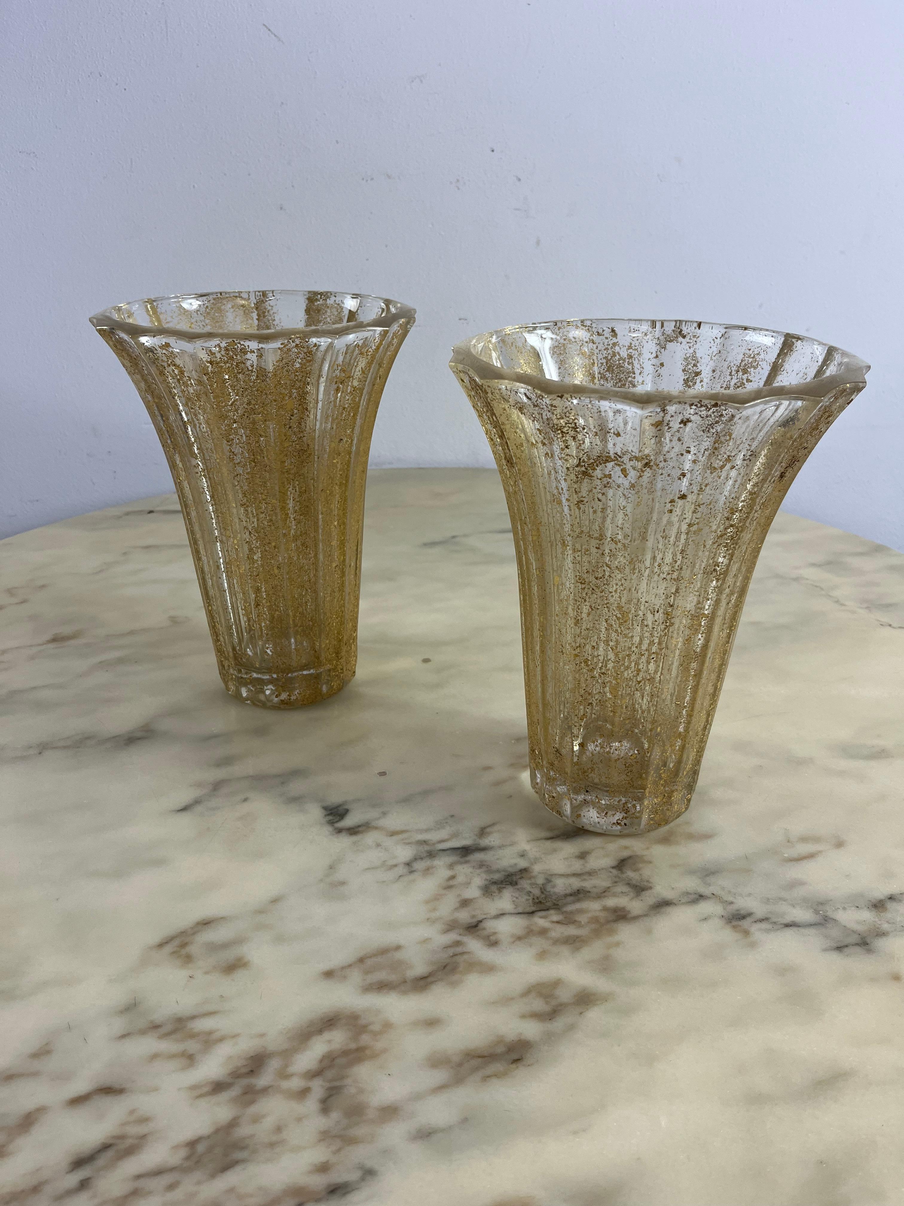 Italiano Set di 2 vasi di metà secolo in vetro di Murano a foglia d'oro 1960s in vendita
