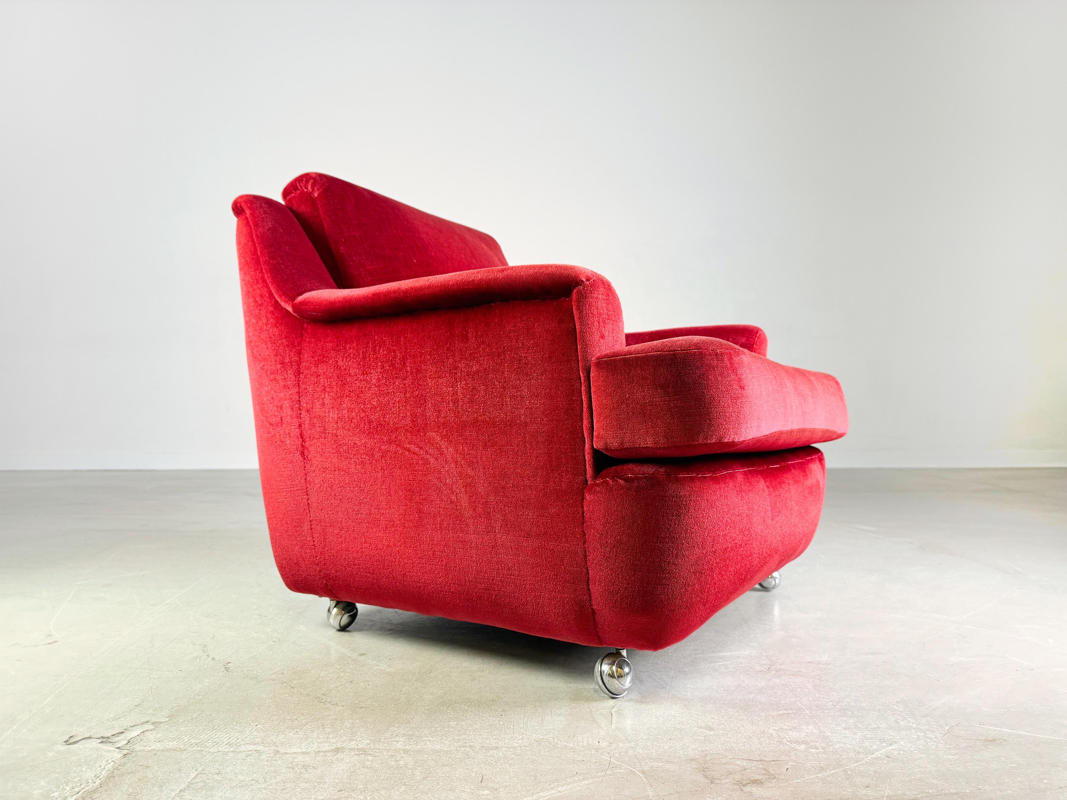 Set di 2 poltrone vintage di metà secolo in velluto rosso retrò in vendita 4