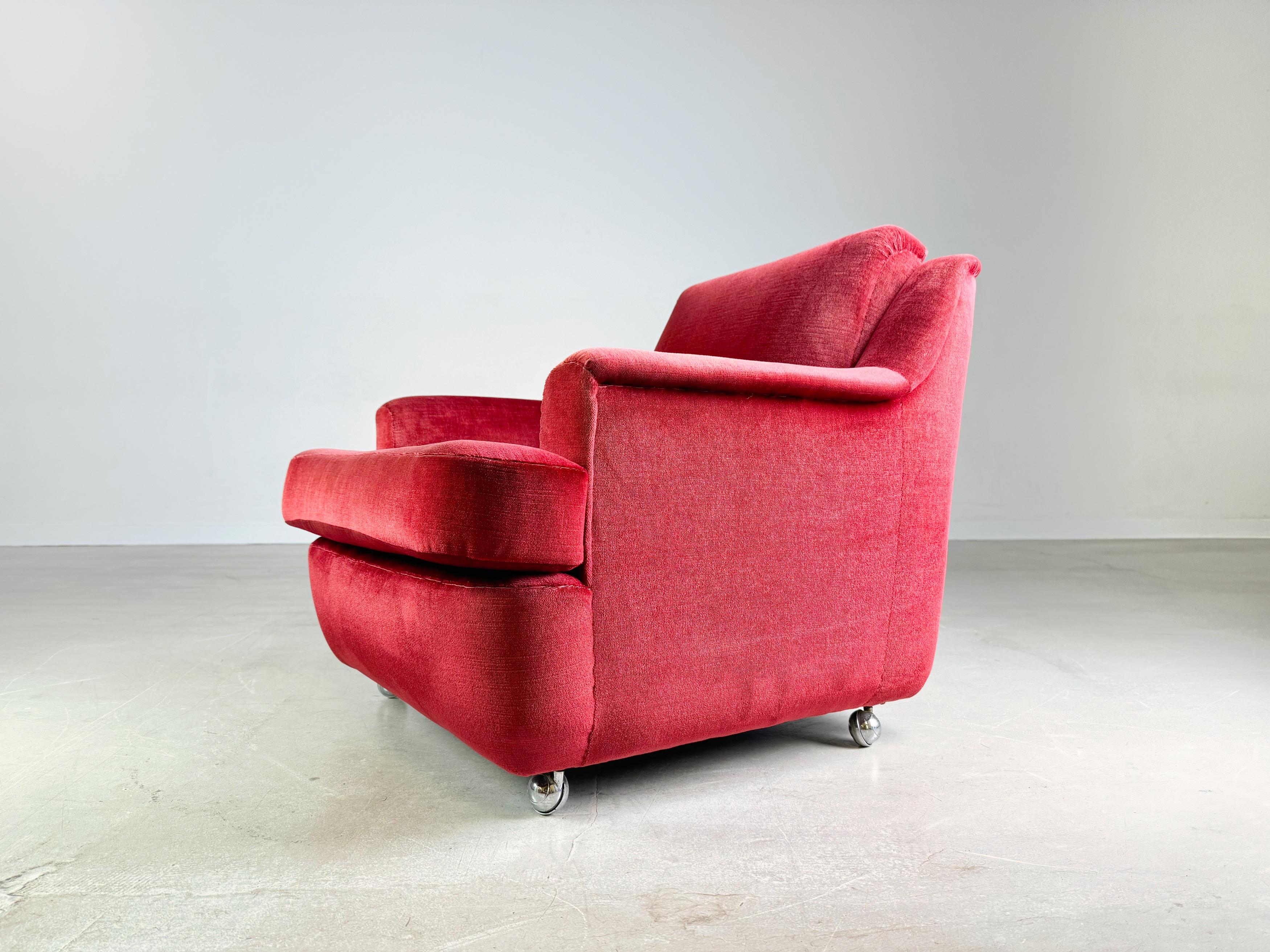 Set di 2 poltrone vintage di metà secolo in velluto rosso retrò in vendita 7