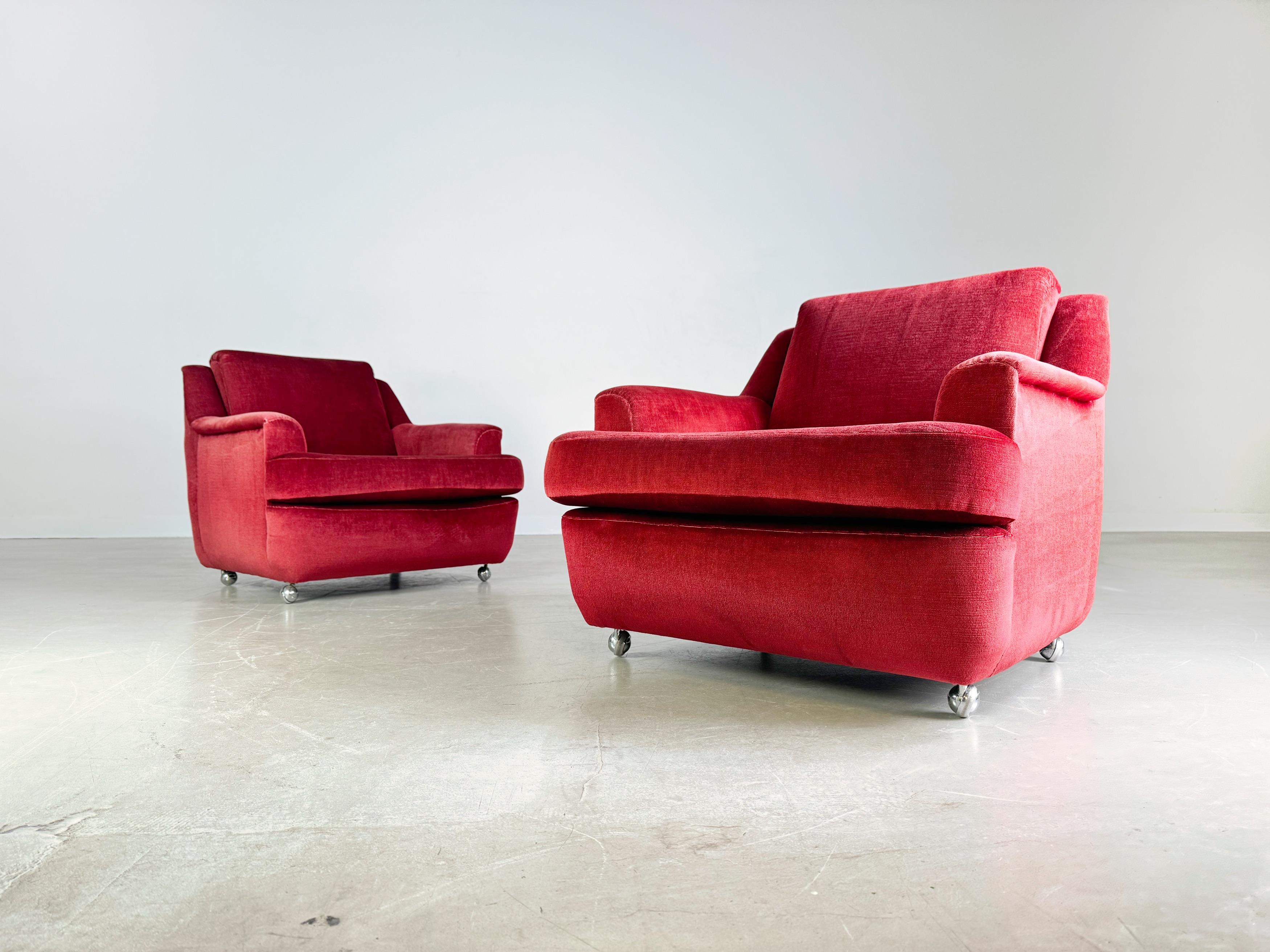 Mettiamo in vendita due bellissime poltrone vintage, probabilmente degli anni '60. Le poltrone sono rivestite con un tessuto di velluto rosso, che conferisce loro un fascino particolare degli anni '60/'70. La copertura è stata rinnovata alla fine