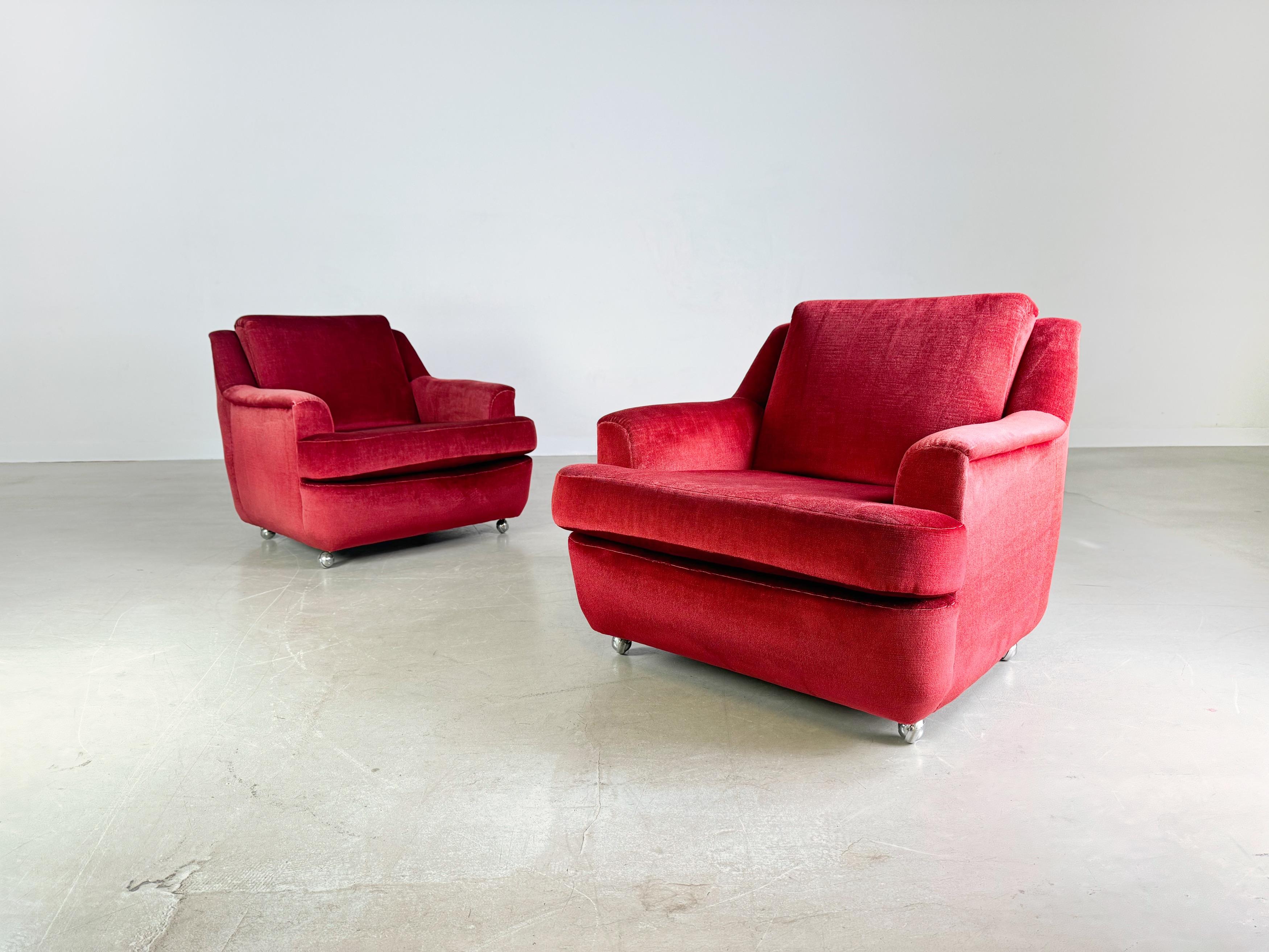 Mid-Century moderno Set di 2 poltrone vintage di metà secolo in velluto rosso retrò in vendita