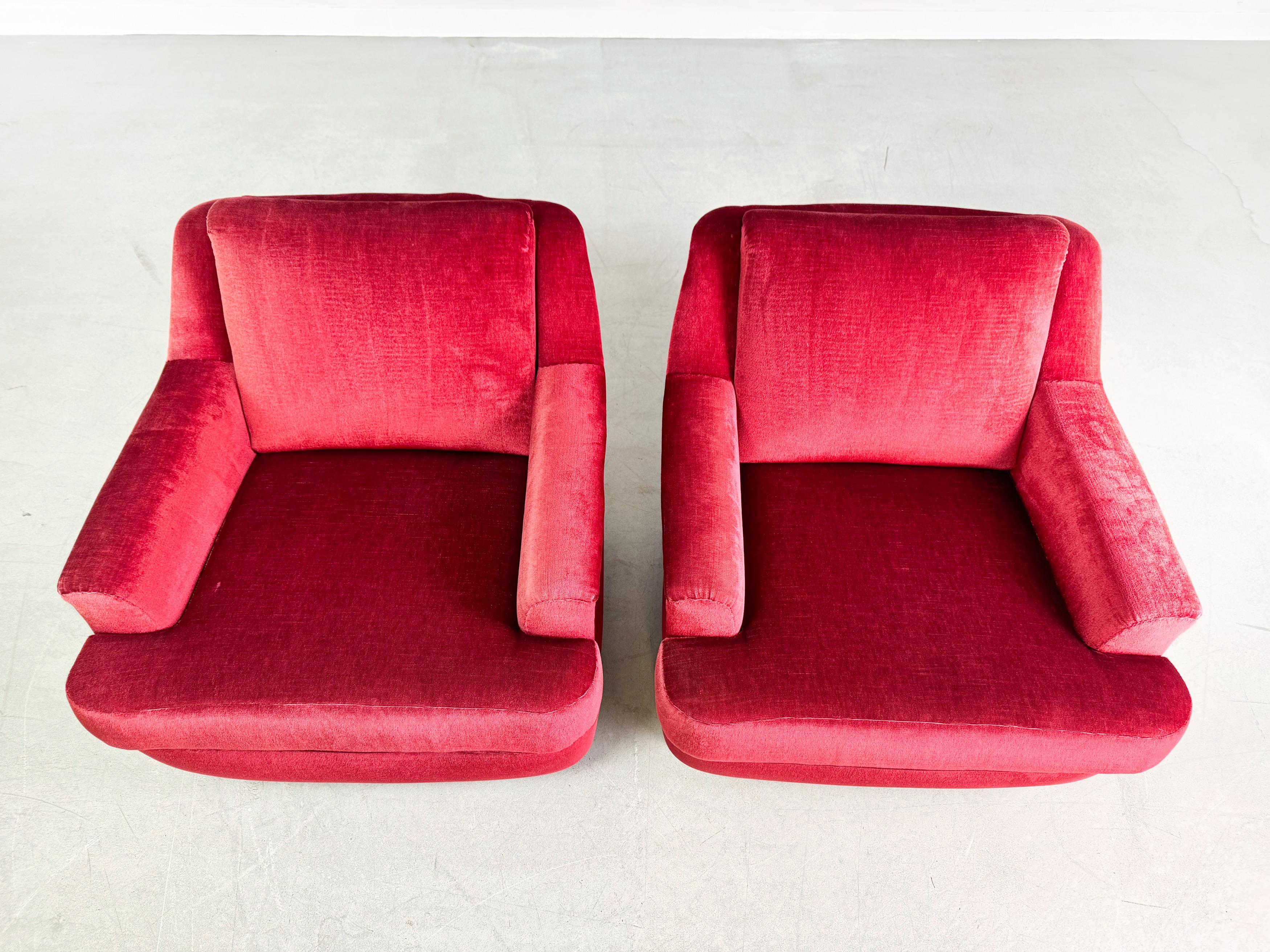 Set di 2 poltrone vintage di metà secolo in velluto rosso retrò In condizioni buone in vendita a Berlin, DE