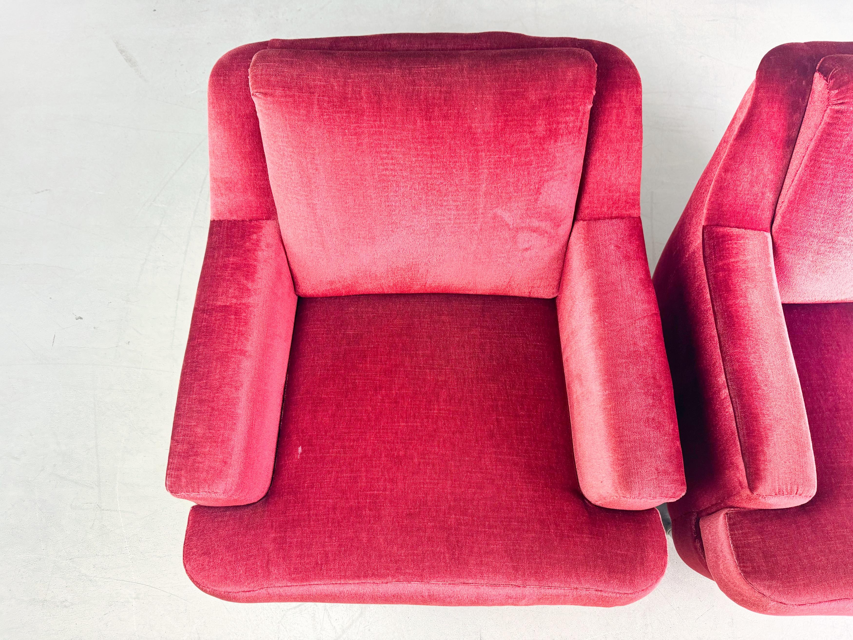 Metà XX secolo Set di 2 poltrone vintage di metà secolo in velluto rosso retrò in vendita