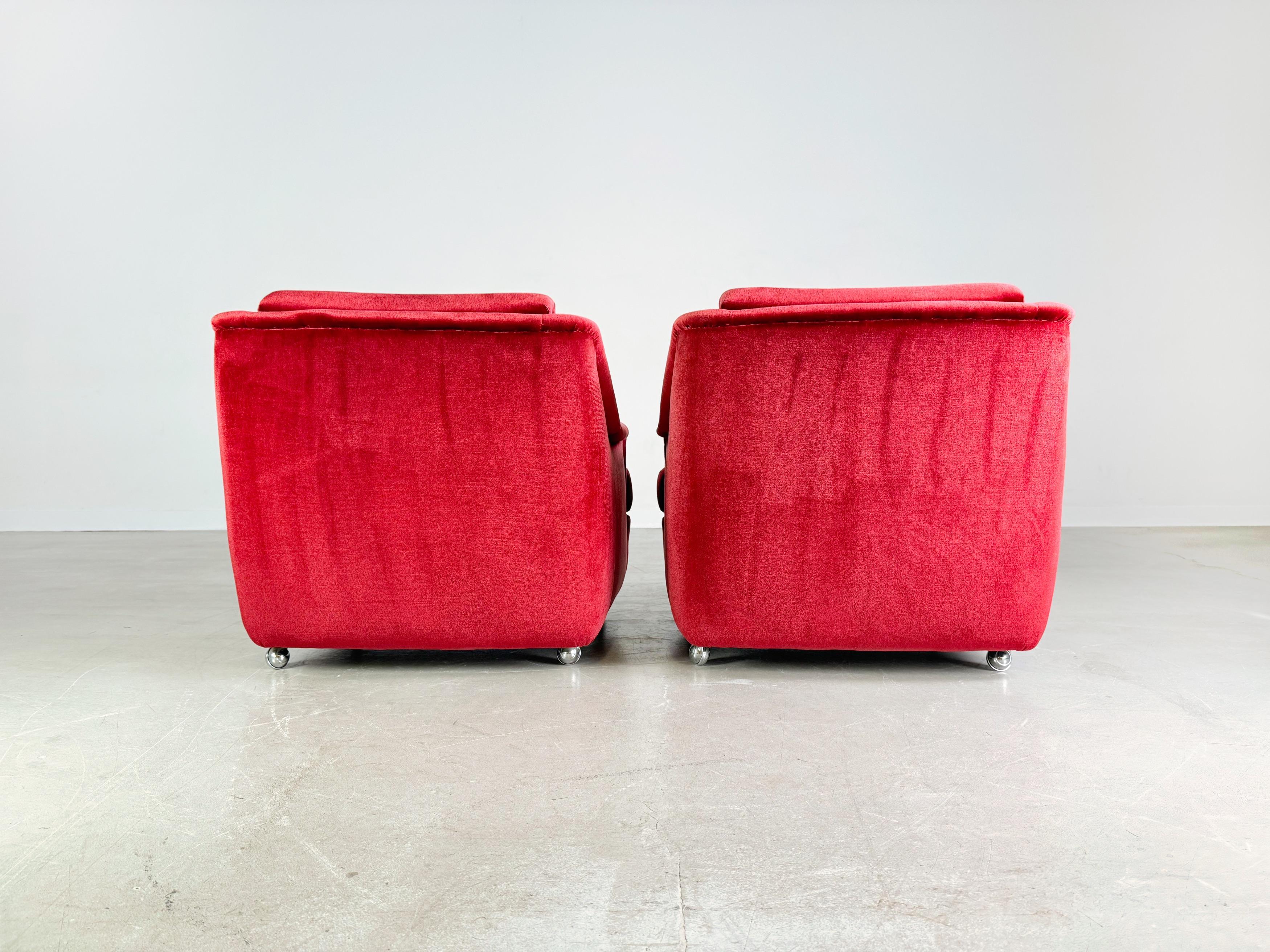 Set di 2 poltrone vintage di metà secolo in velluto rosso retrò in vendita 1