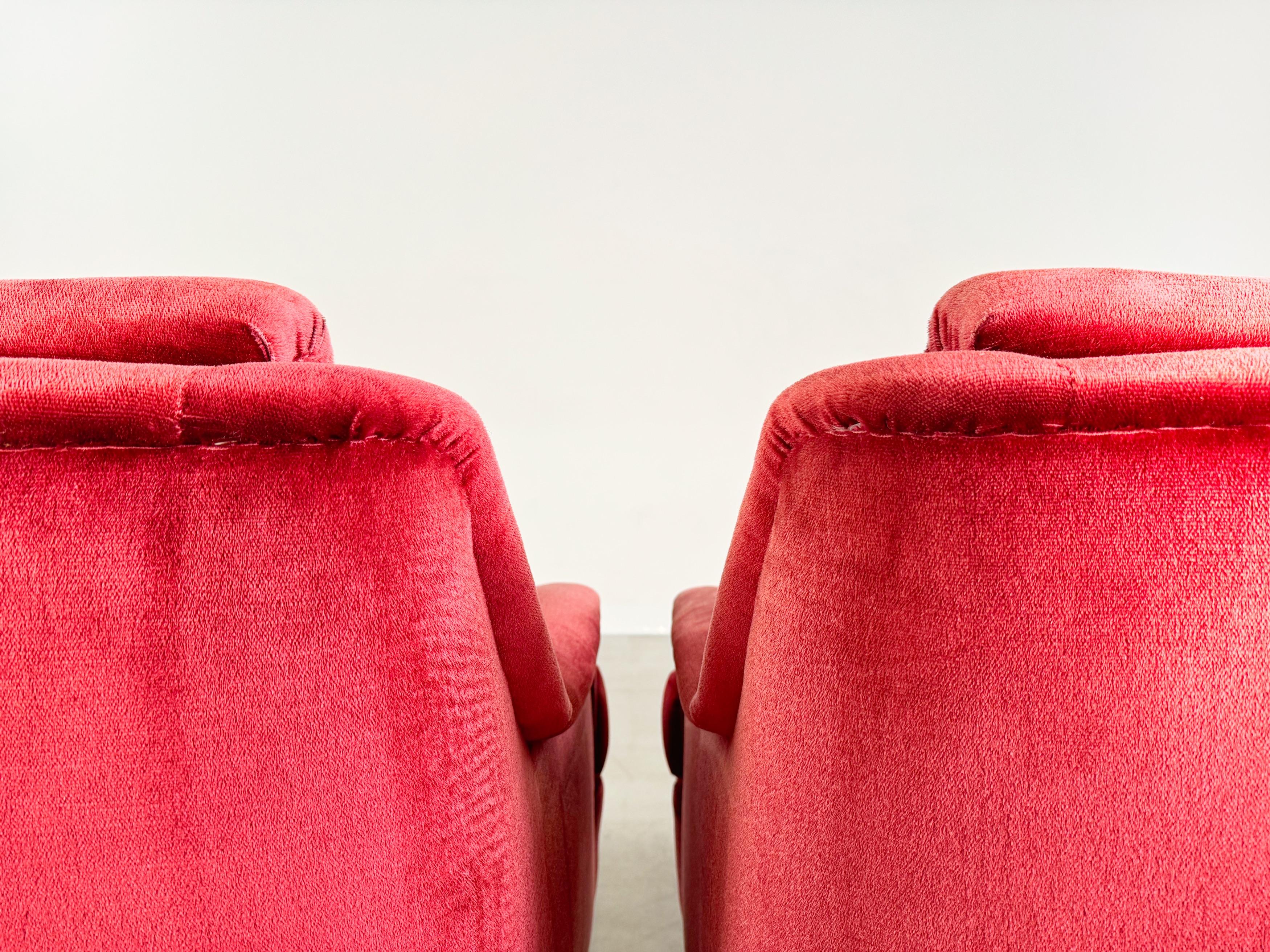 Set di 2 poltrone vintage di metà secolo in velluto rosso retrò in vendita 2