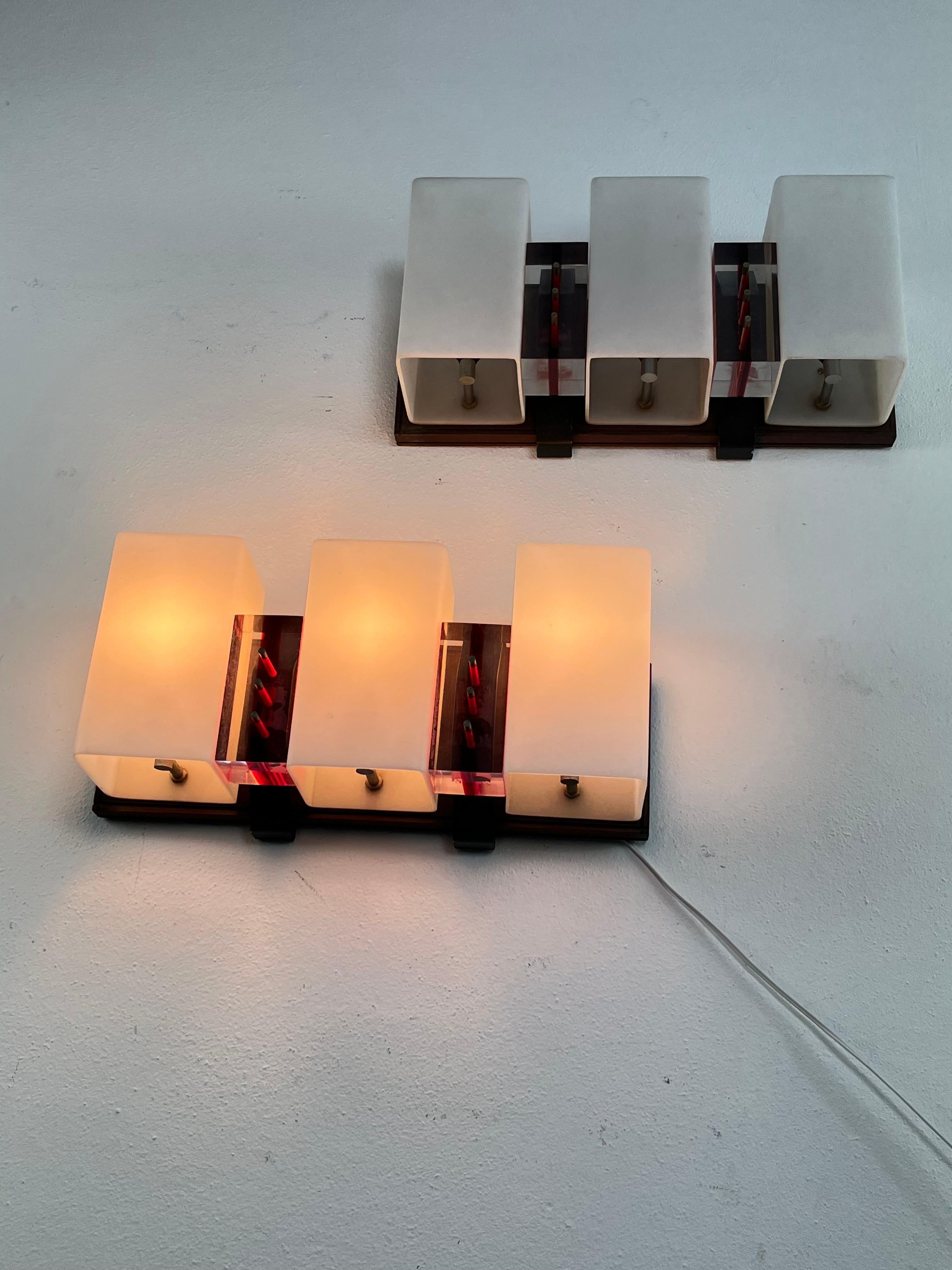 Set di 2 lampade da parete del Mid-Century attribuite ad Angelo Brotto per Esperia, anni '60
Struttura in metallo, legno e acrilico.
Ognuna ha tre lampade e14.
Buone condizioni.