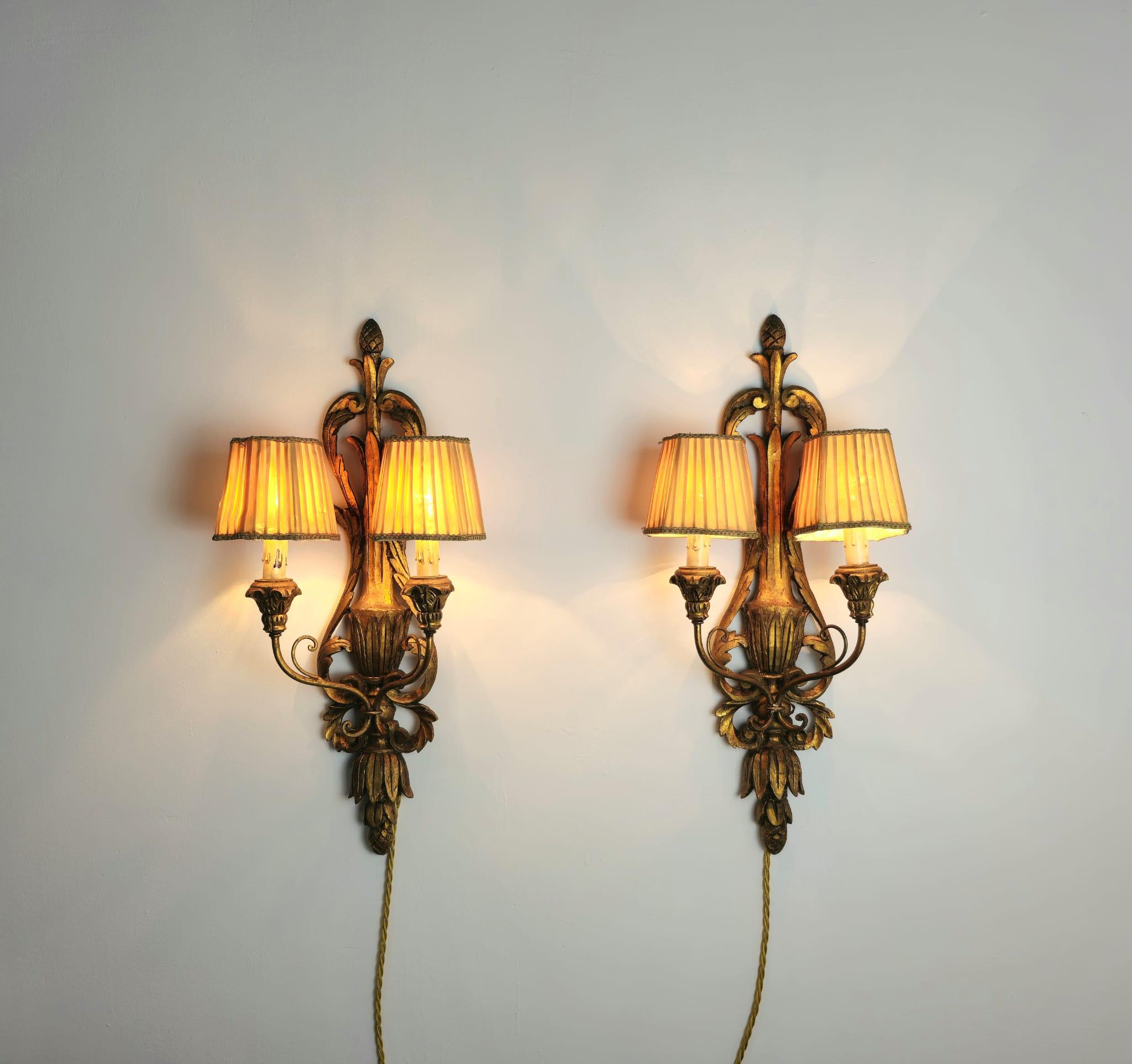 Set of 2 Mid-Century Wall Lamps in Carved Wood and Beige Silk Italy 1950s For Sale 8