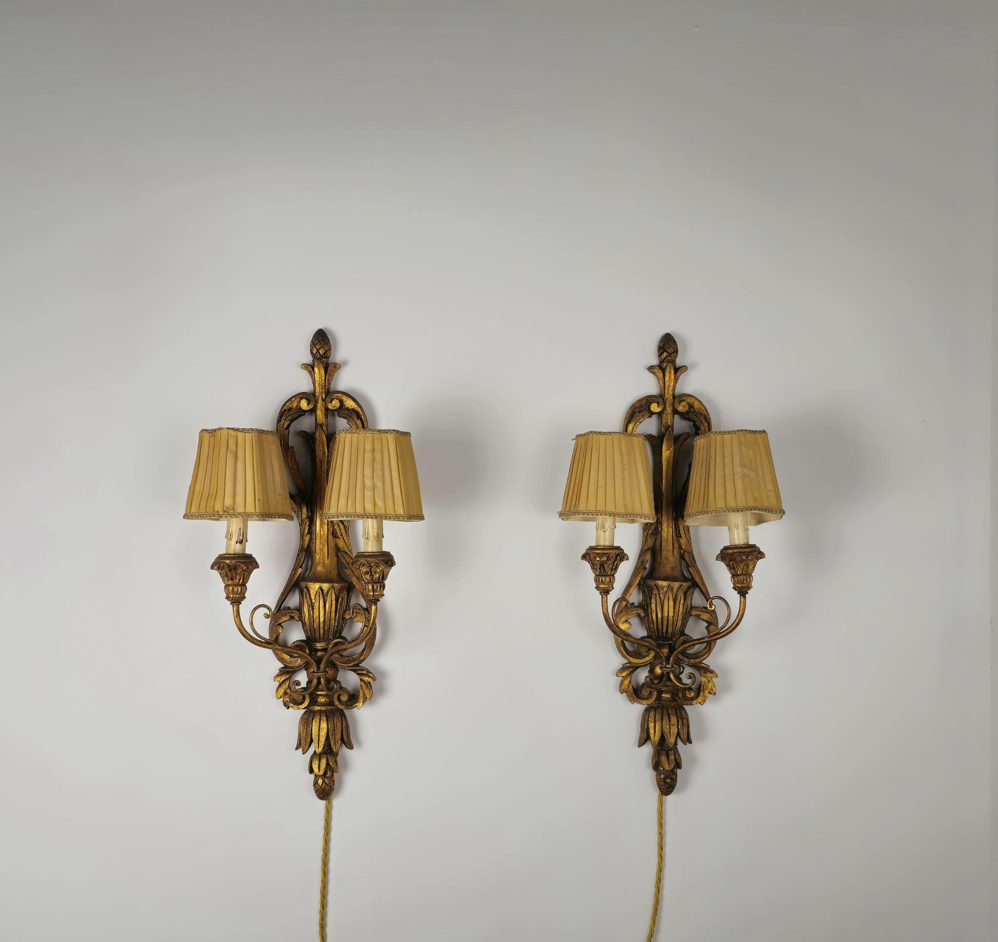 Set of 2 Mid-Century Wall Lamps in Carved Wood and Beige Silk, Italy, 1950s
Each individual wall lamp was made of carved wood with two silk diffusers in the shade of beige.

The two wall lamps have no breaks or tears. Perfectly working.

Weight of 1