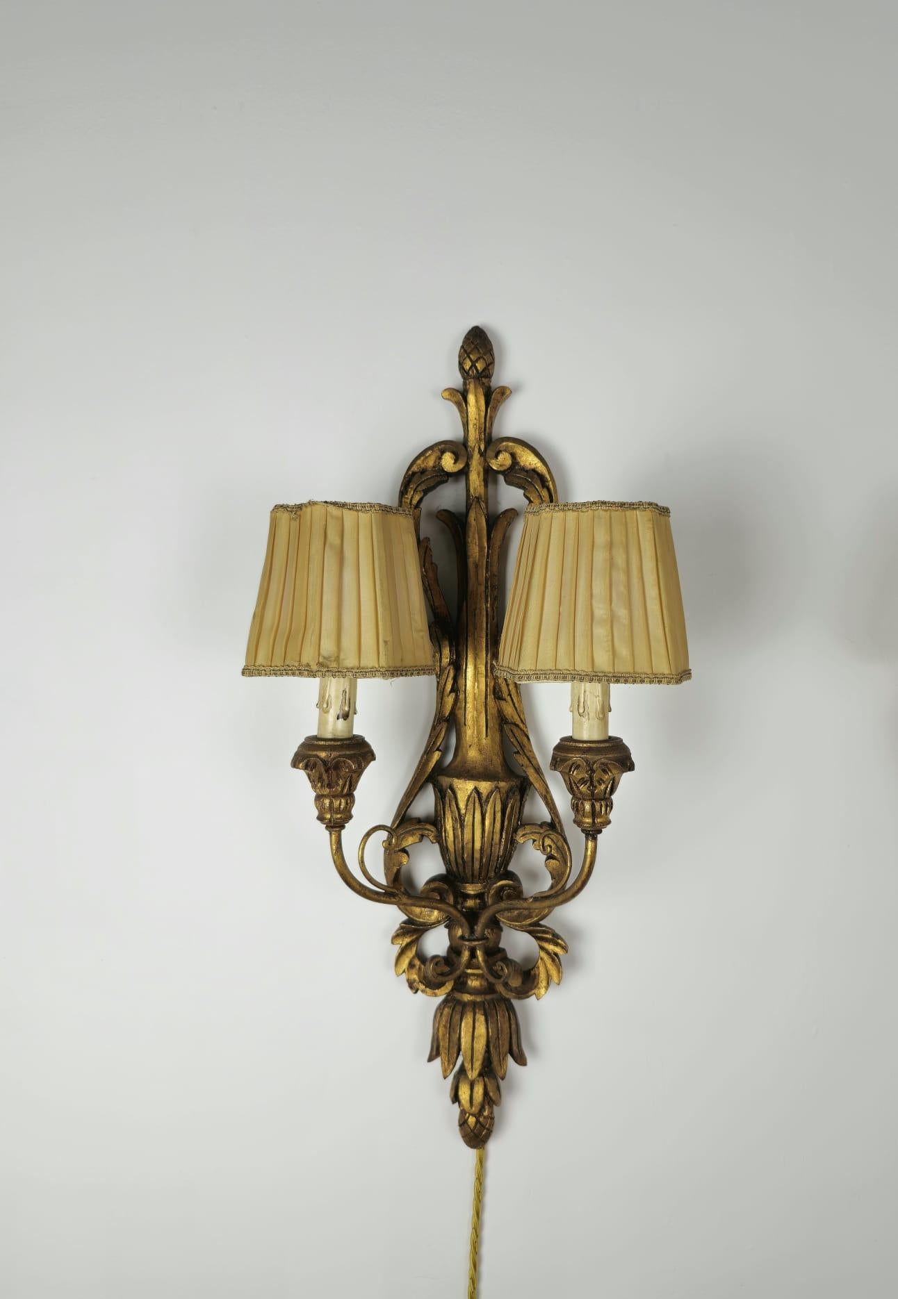 Italian Set of 2 Mid-Century Wall Lamps in Carved Wood and Beige Silk Italy 1950s For Sale