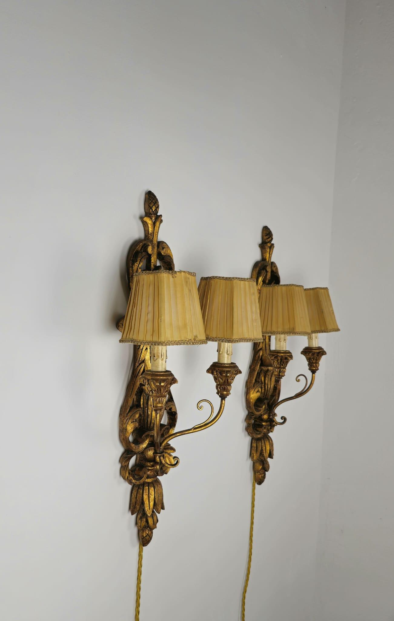Set of 2 Mid-Century Wall Lamps in Carved Wood and Beige Silk Italy 1950s In Good Condition For Sale In Palermo, IT