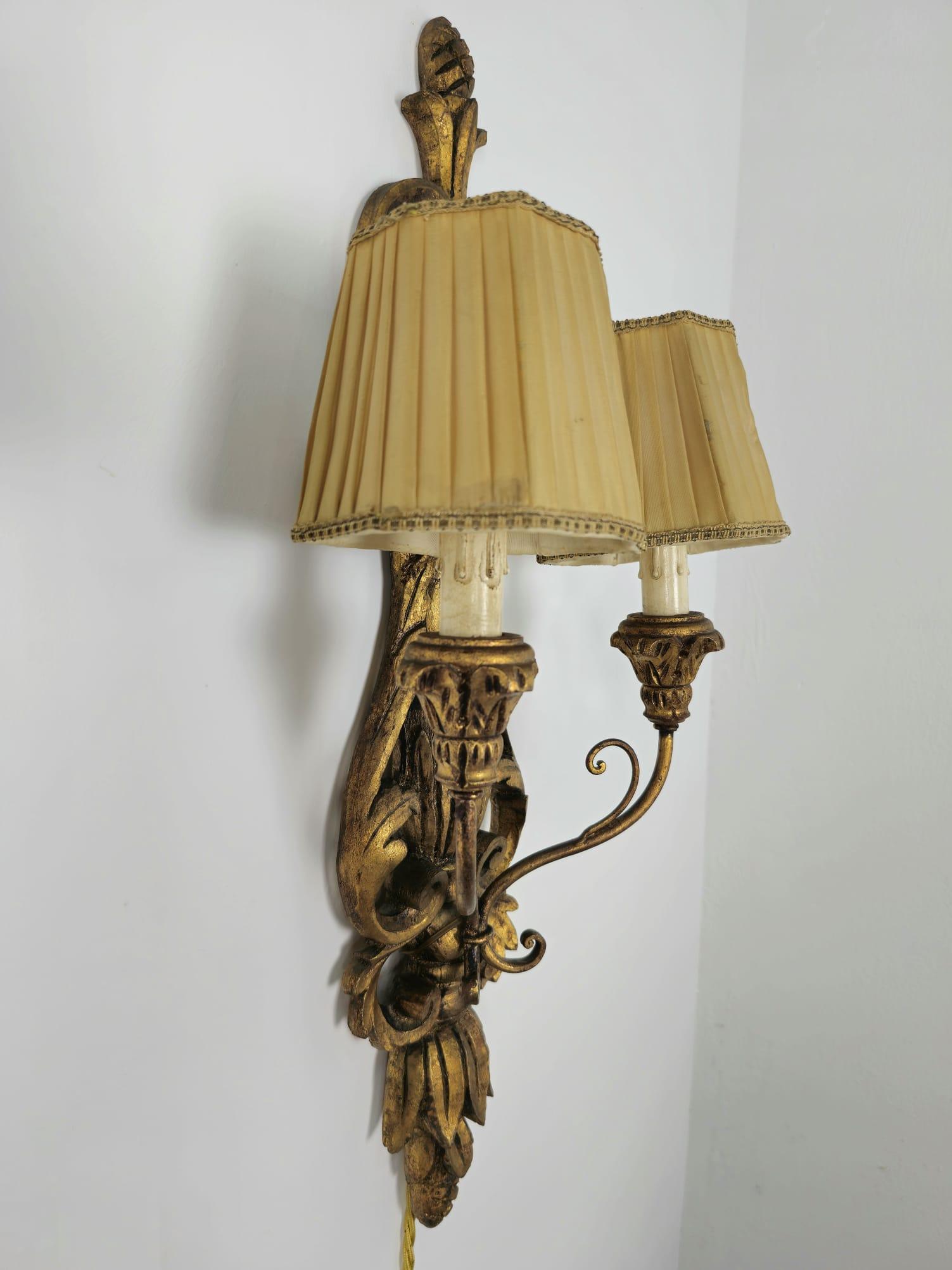 Mid-20th Century Set of 2 Mid-Century Wall Lamps in Carved Wood and Beige Silk Italy 1950s For Sale