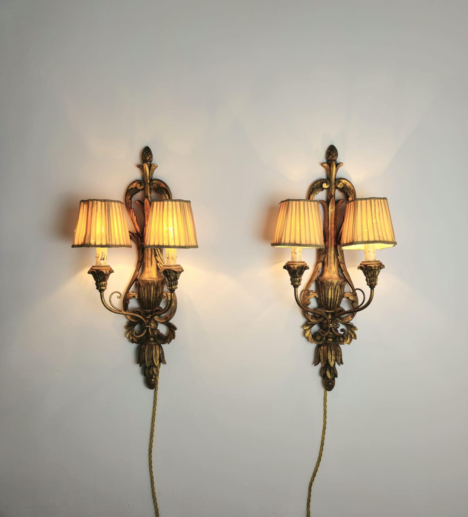 Set of 2 Mid-Century Wall Lamps in Carved Wood and Beige Silk Italy 1950s For Sale 1