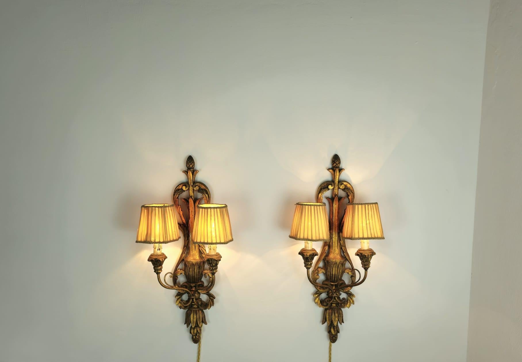 Set of 2 Mid-Century Wall Lamps in Carved Wood and Beige Silk Italy 1950s For Sale 2