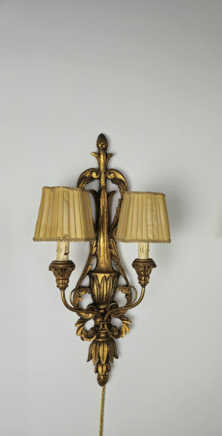 Set of 2 Mid-Century Wall Lamps in Carved Wood and Beige Silk Italy 1950s For Sale 4