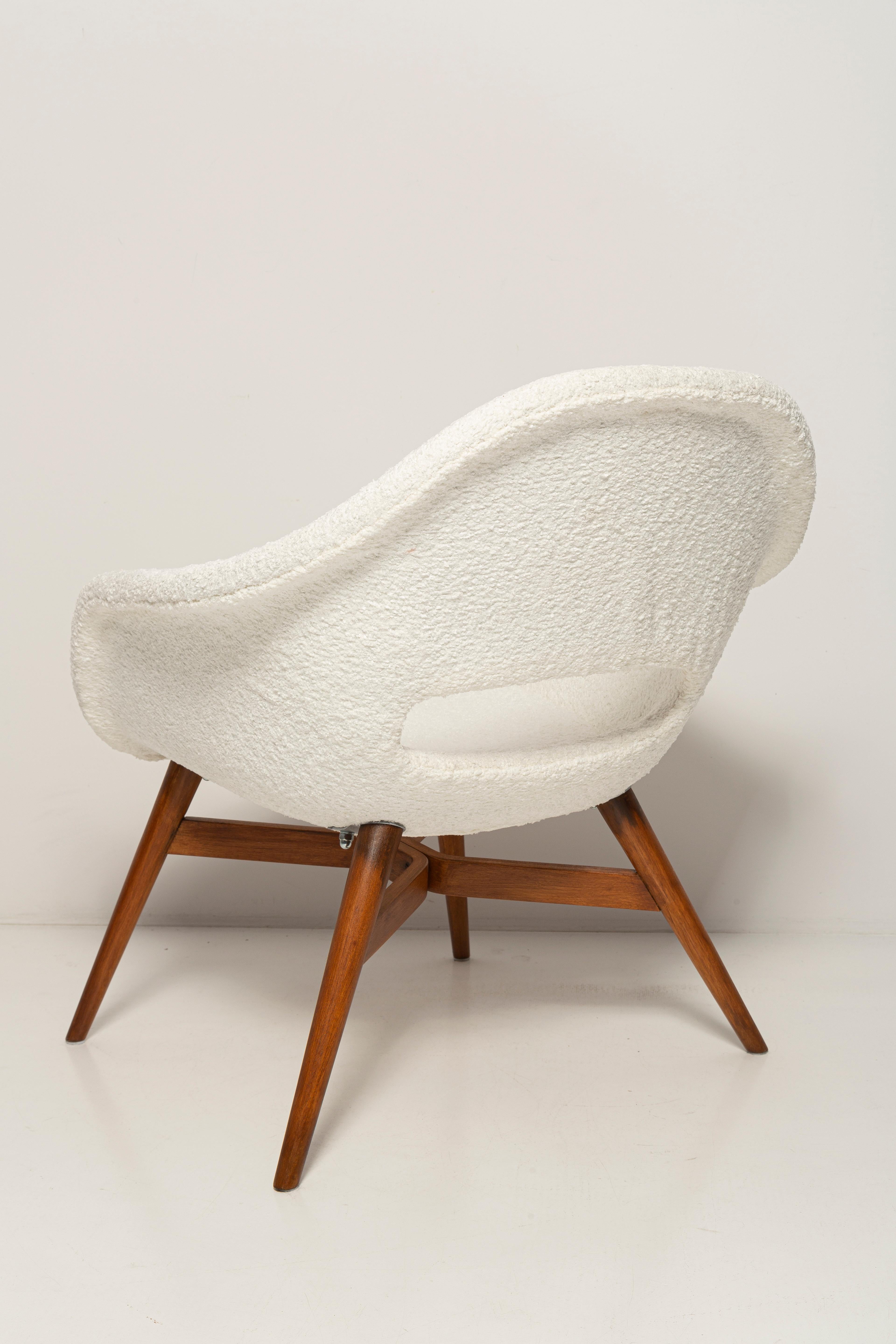 Set of 2 Mid Century White Boucle Shell Chairs, M Navratil, Czechoslovakia, 1960 For Sale 3